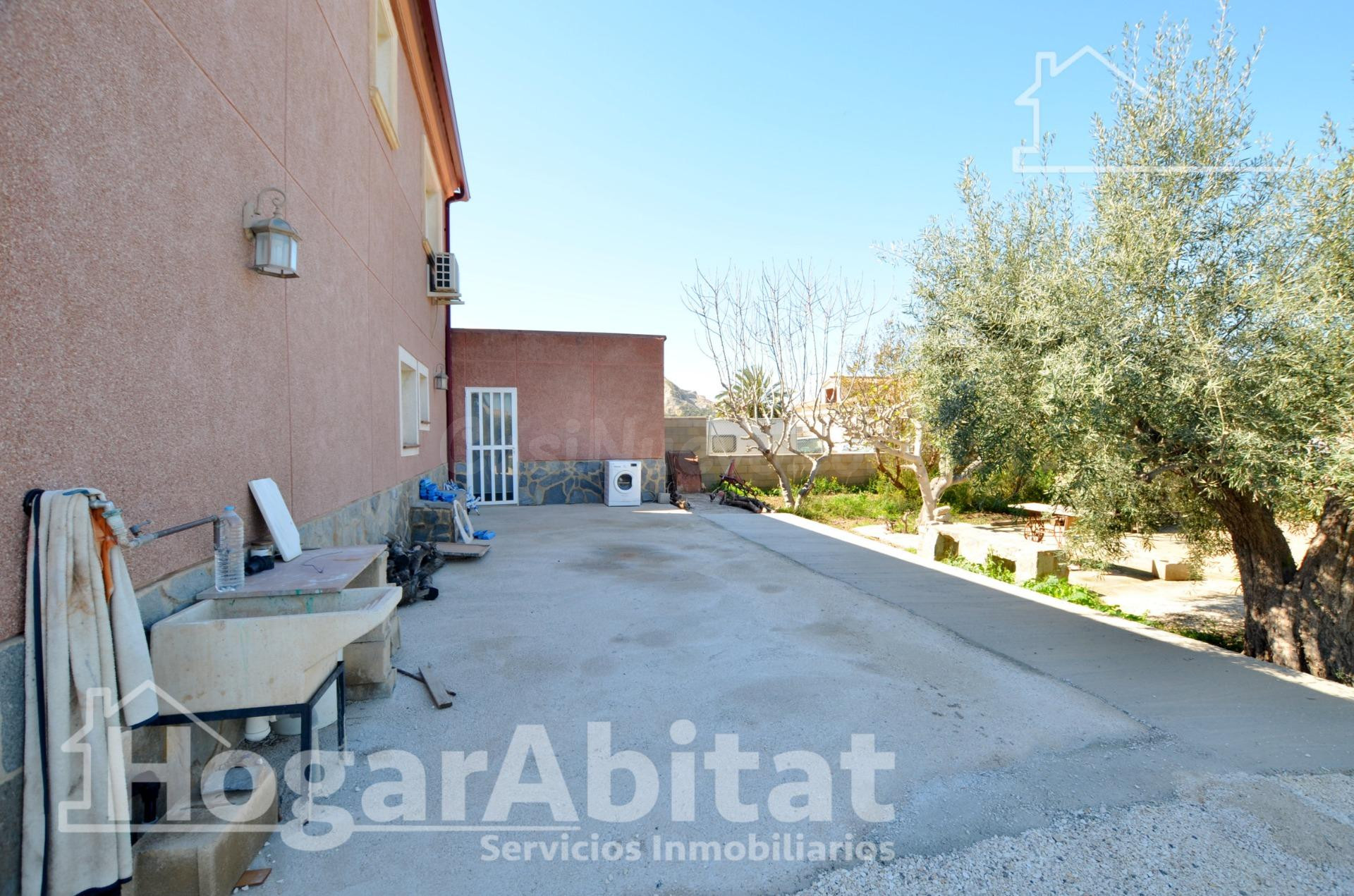 MAGNÍFICO CHALET RÚSTICO CON GARAJE, GRAN TERRAZA Y PARCELA