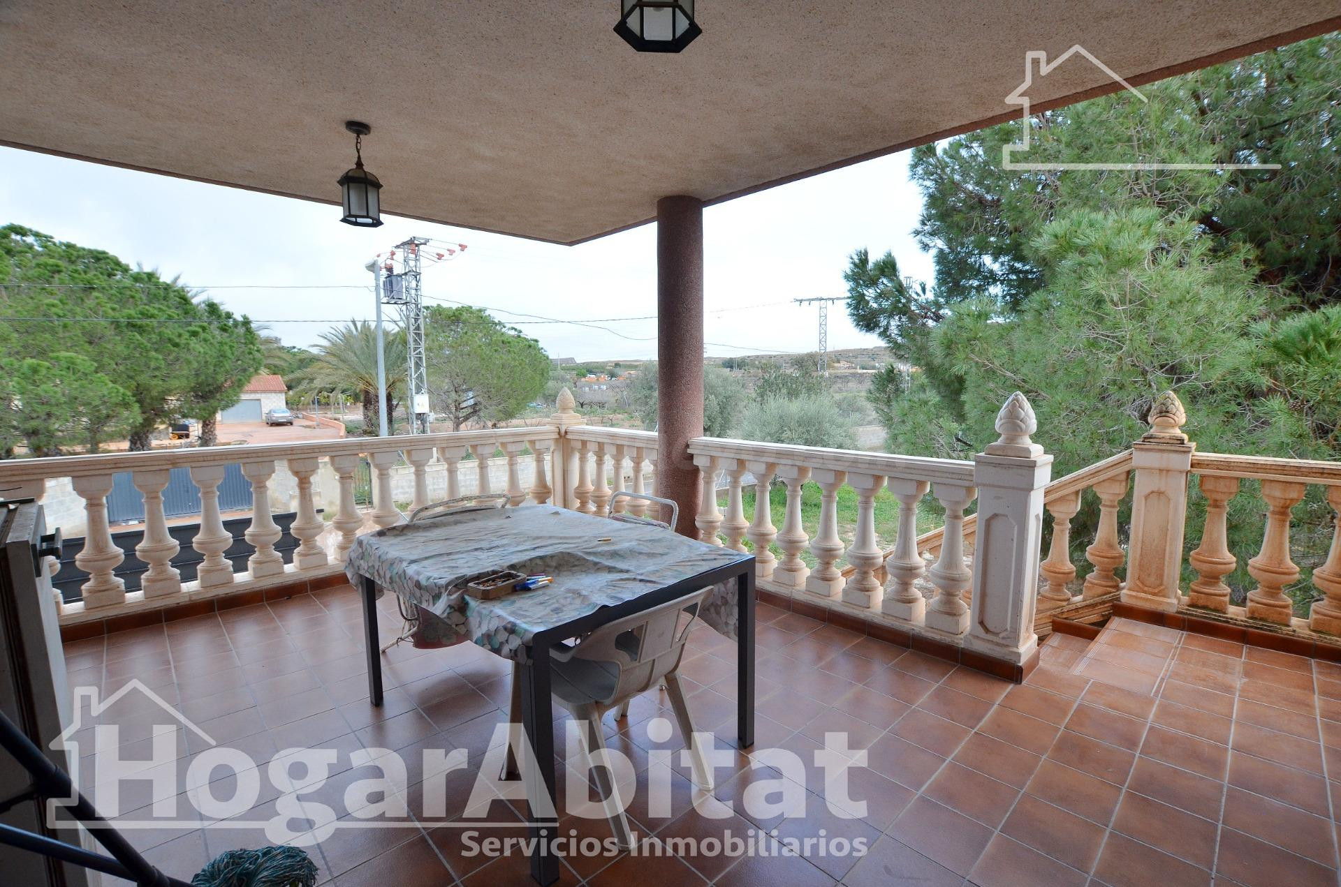 MAGNÍFICO CHALET RÚSTICO CON GARAJE, GRAN TERRAZA Y PARCELA - foto 4