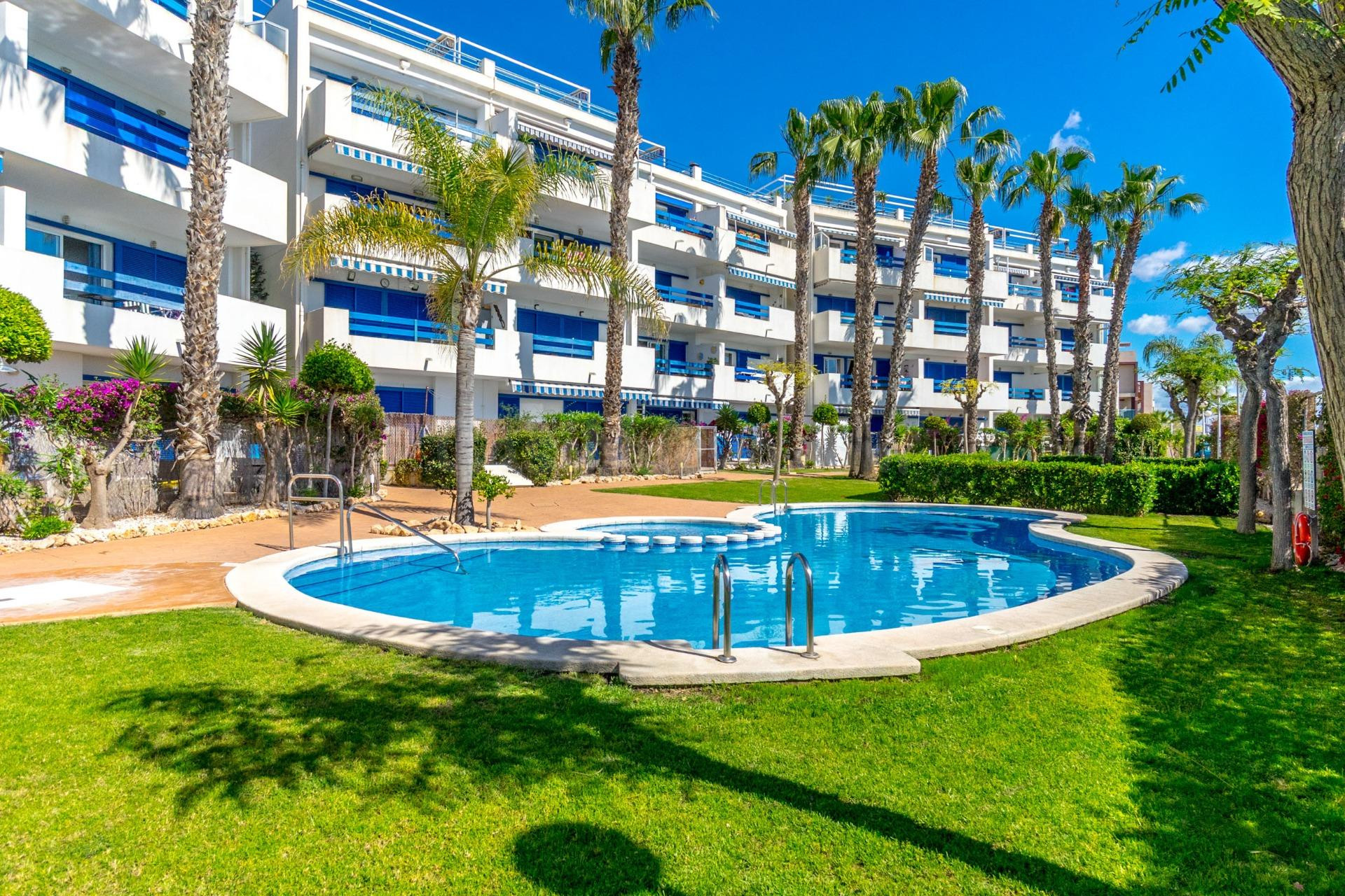 Piso orientado al sur con amplia terraza y vistas al mar - foto 3