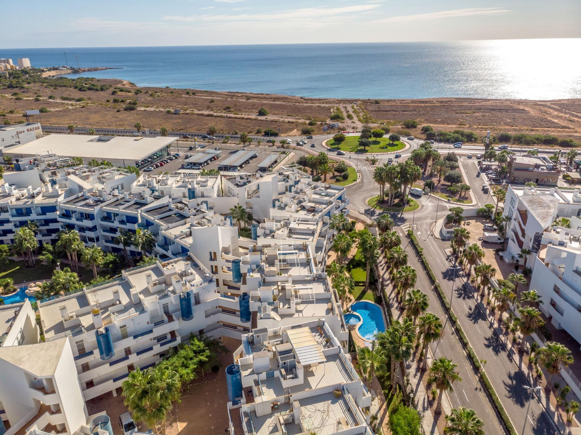 Piso orientado al sur con amplia terraza y vistas al mar - foto 4