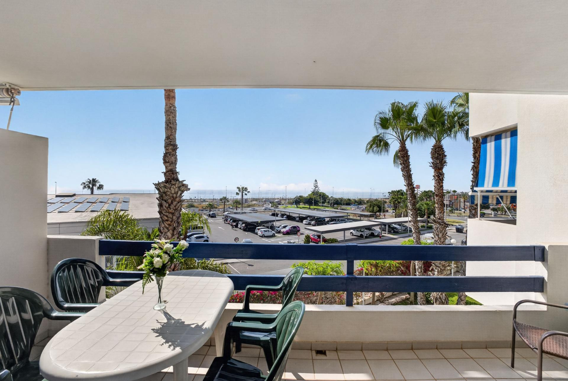 Piso orientado al sur con amplia terraza y vistas al mar - foto 5