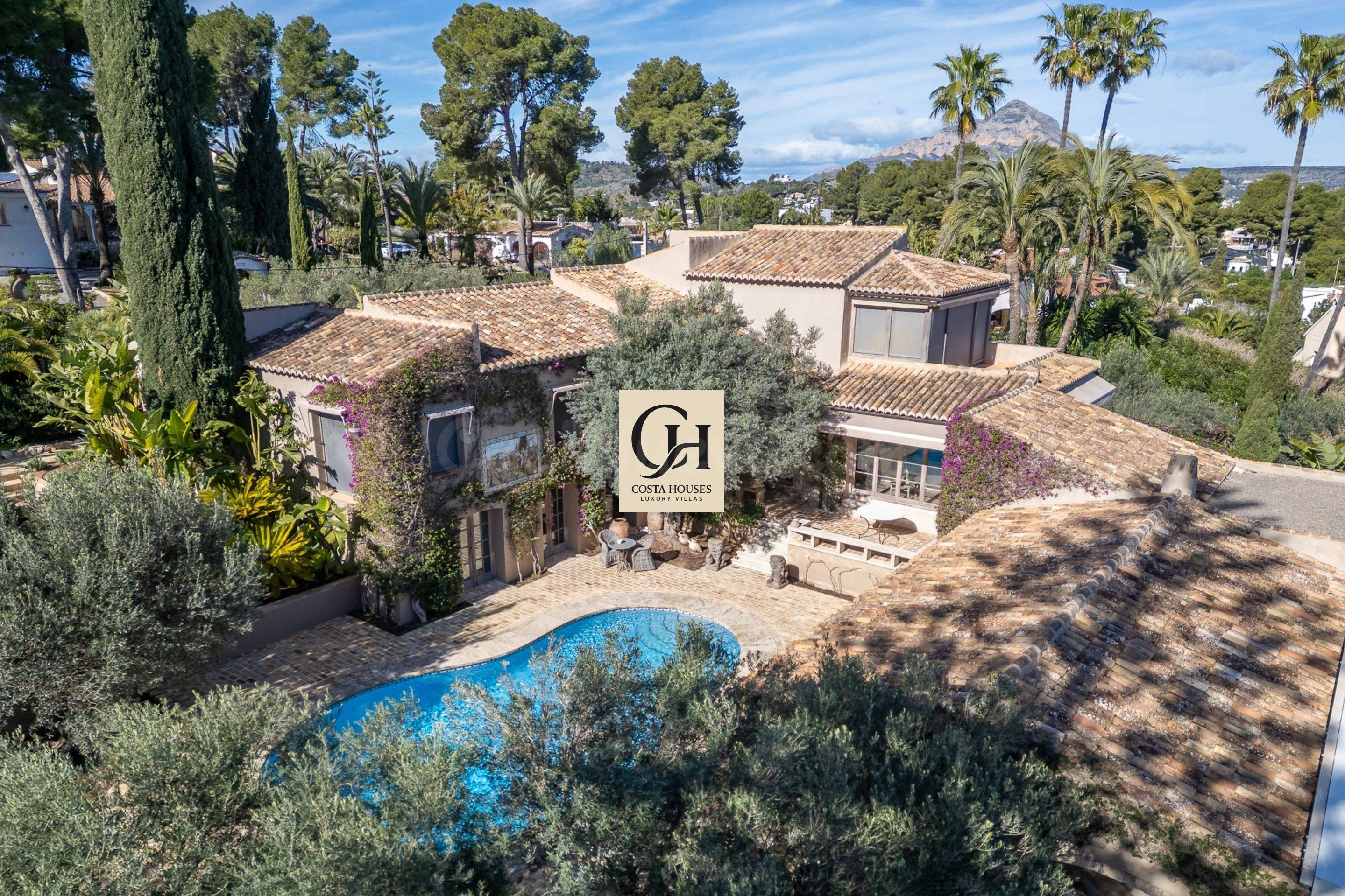 VILLA OLIVARA · JARDINES MEDITERRANEOS Y VISTAS AL MAR EN JA