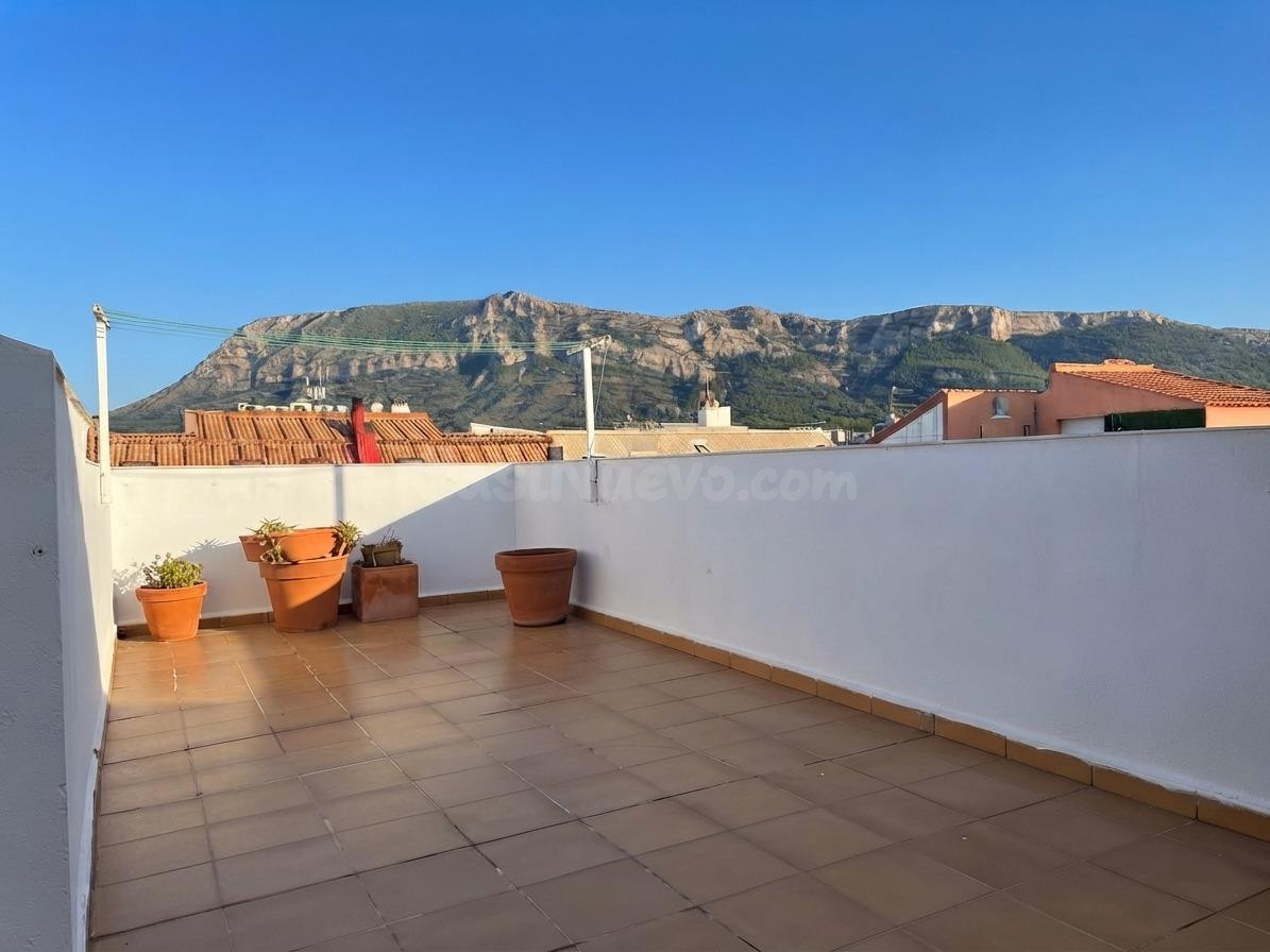 Ático tríplex con dos amplias terrazas y vistas al Montgó