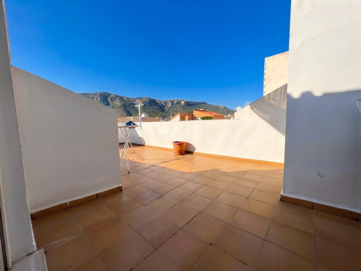Ático tríplex con dos amplias terrazas y vistas al Montgó - foto 2