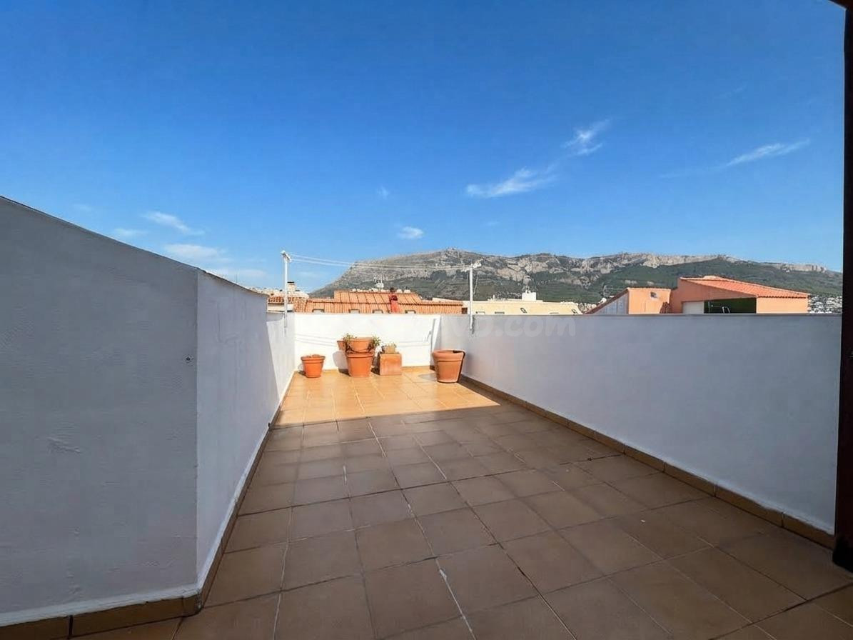 Ático tríplex con dos amplias terrazas y vistas al Montgó - foto 3