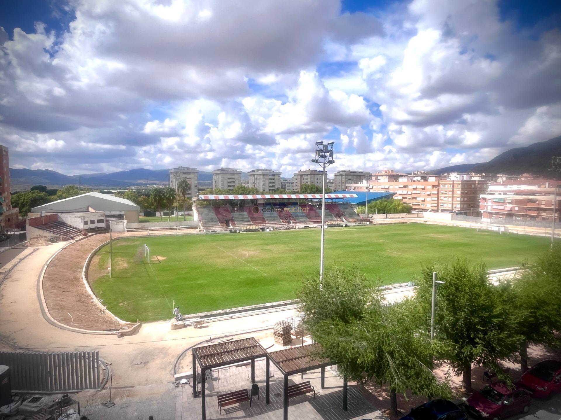 VIVIENDA CON ASCENSOR EN CAMPO DE FUTBOL - foto 2