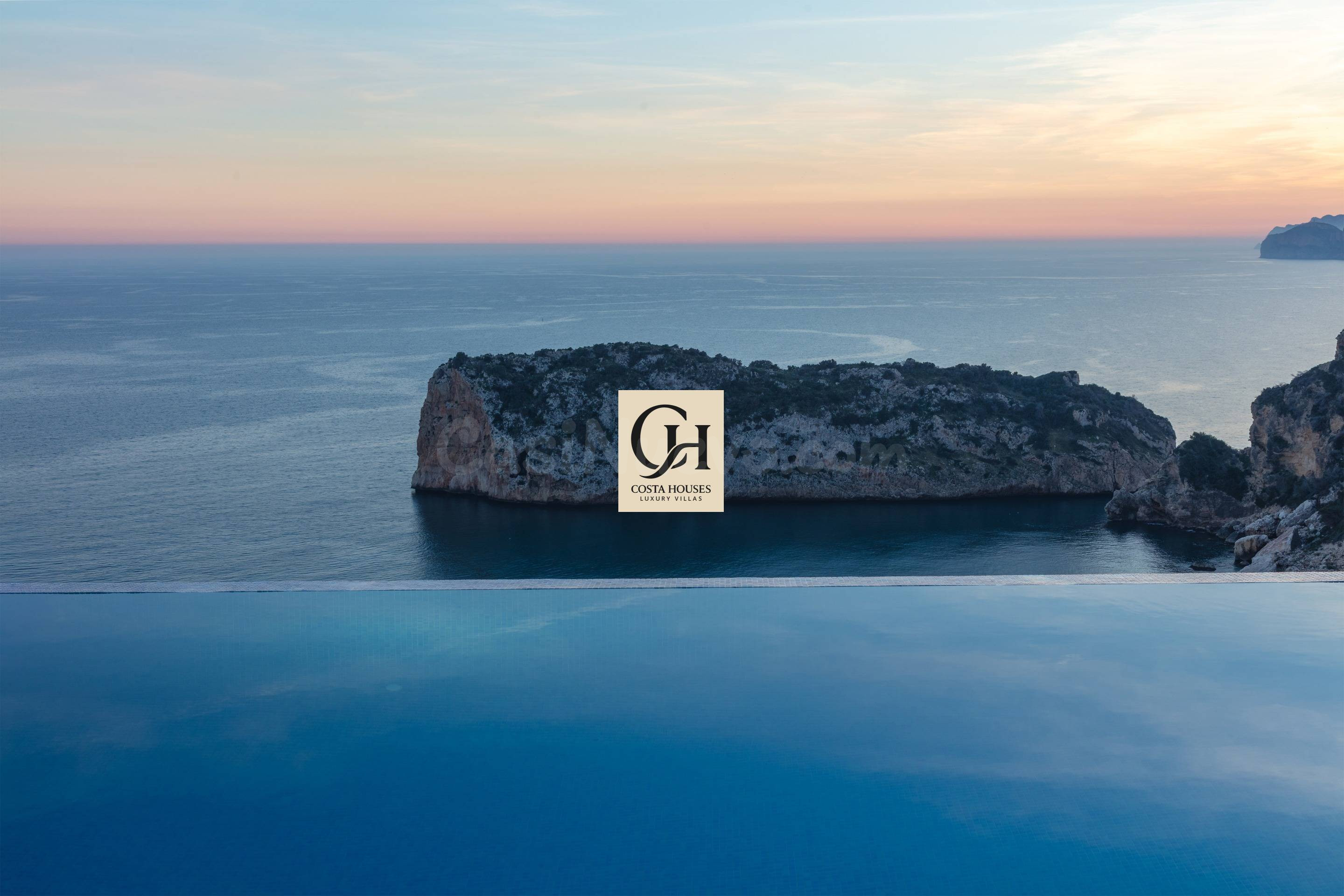 VILLA HORIZONTE INFINITO - PRIMERA LÍNEA SOBRE EL MAR MEDITE