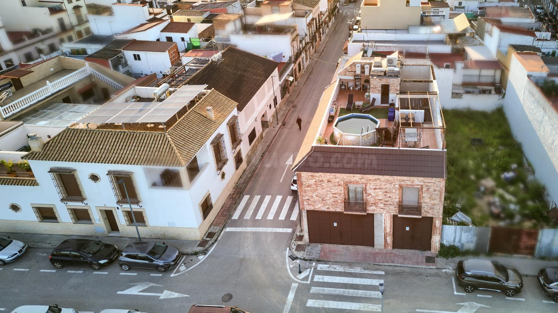 Propiedad singular en Camas: luz, espacio y rentabilidad en  - foto 2