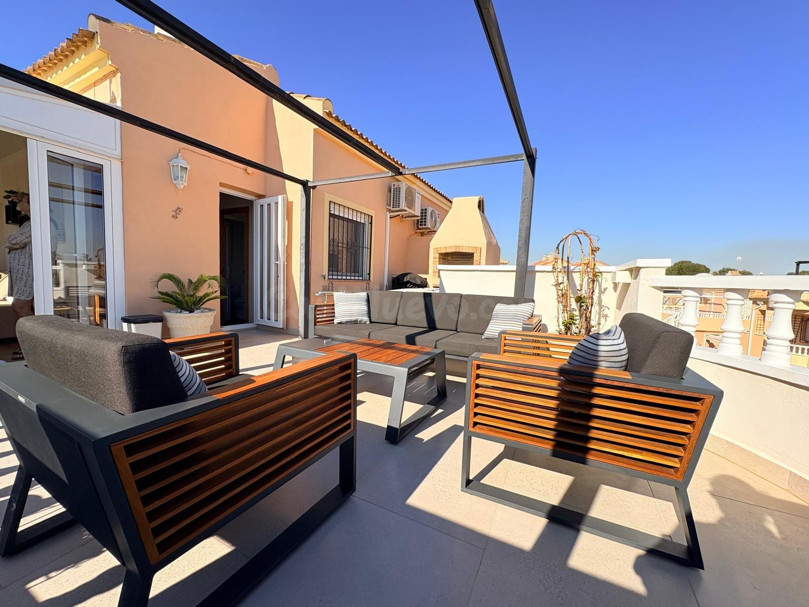 ELEGANTE DÚPLEX REFORMADO EN LOMAS DE CABO ROIG – DISEÑO, CO