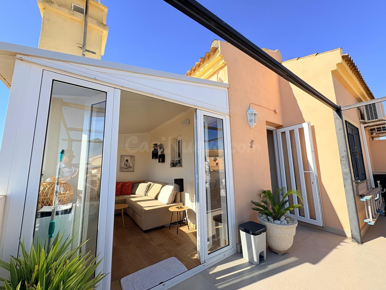ELEGANTE DÚPLEX REFORMADO EN LOMAS DE CABO ROIG – DISEÑO, CO - foto 2