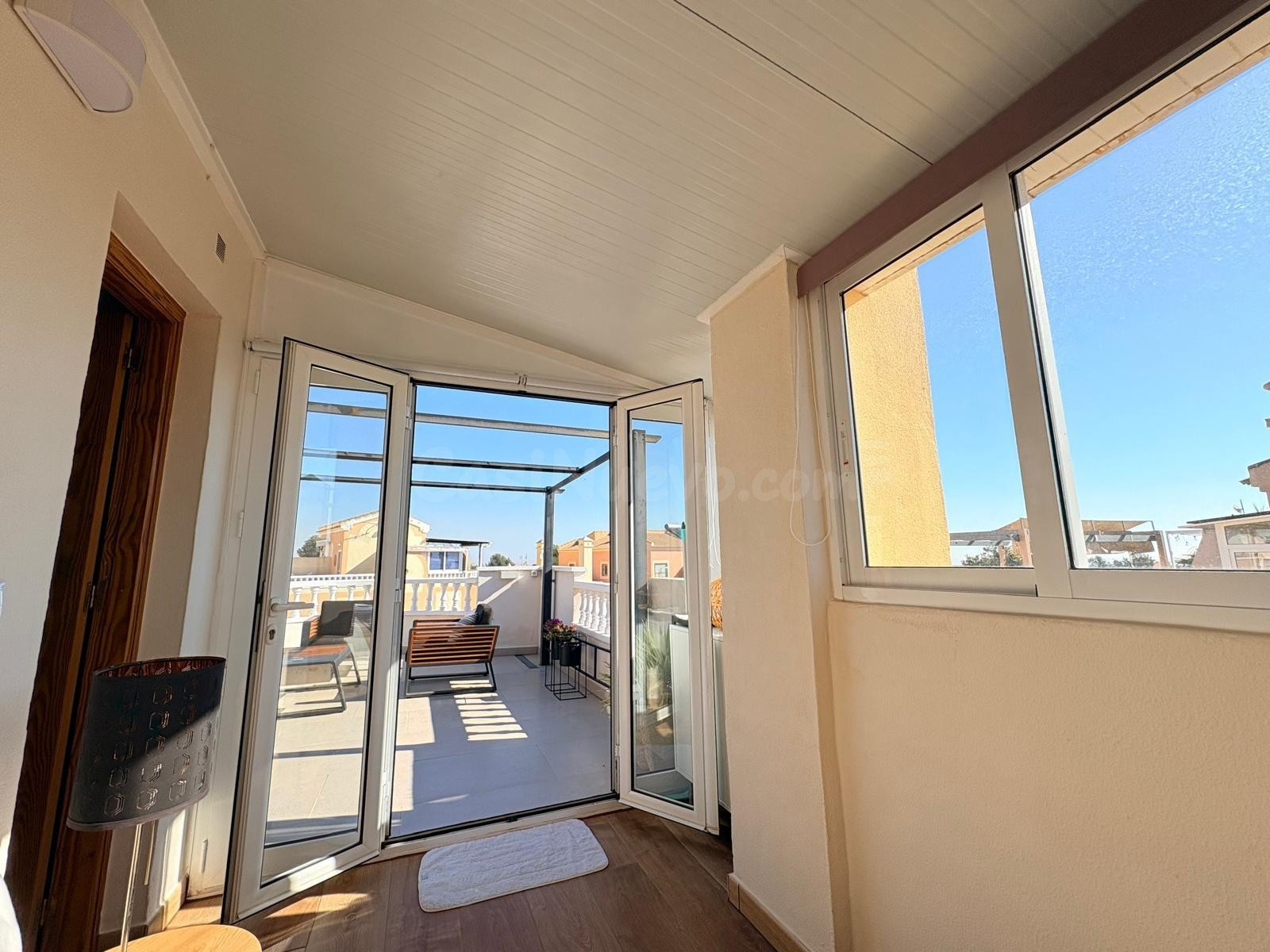 ELEGANTE DÚPLEX REFORMADO EN LOMAS DE CABO ROIG – DISEÑO, CO - foto 4