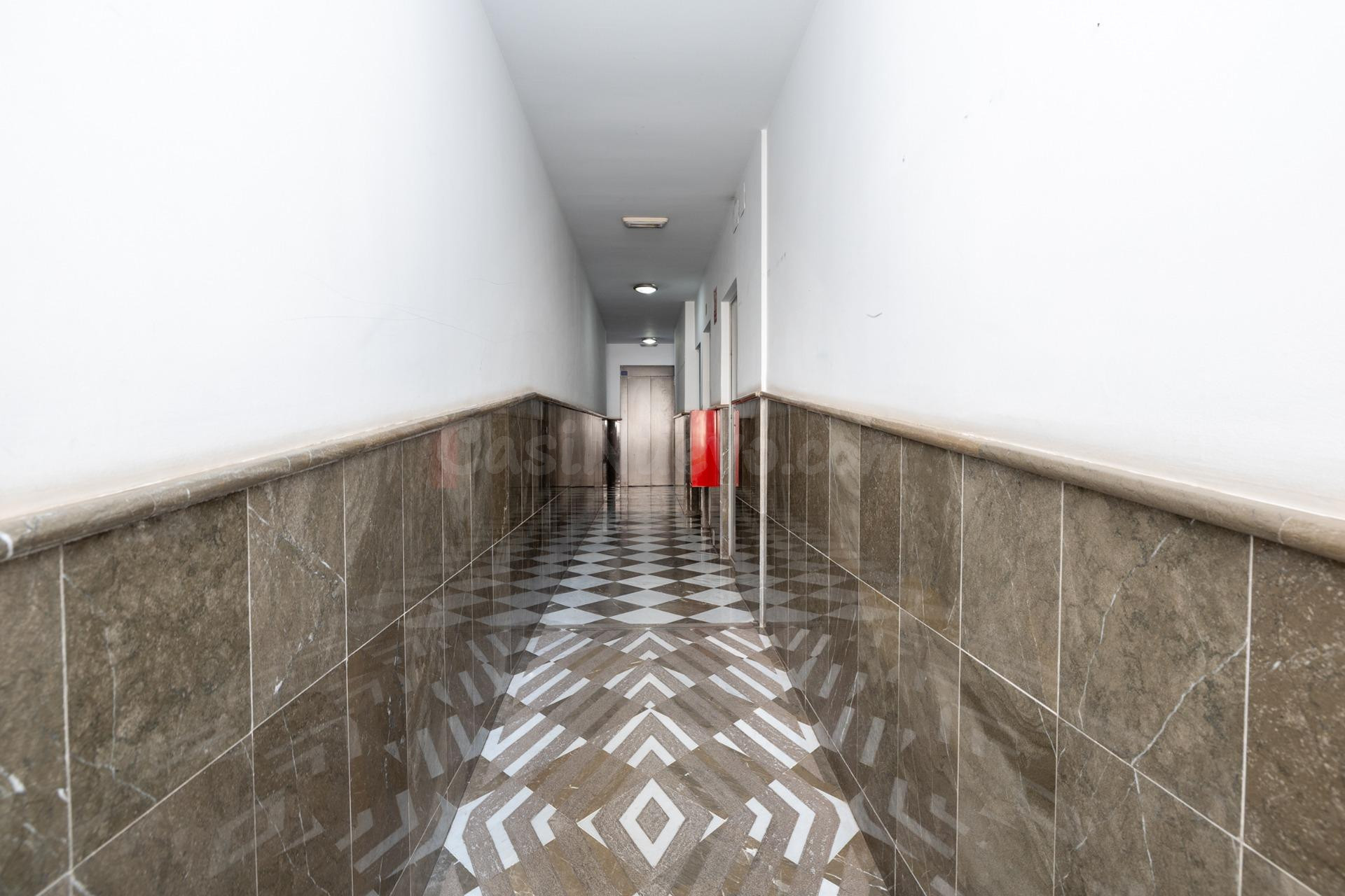 Piso luminoso con garaje, trastero en Láchar - foto 2
