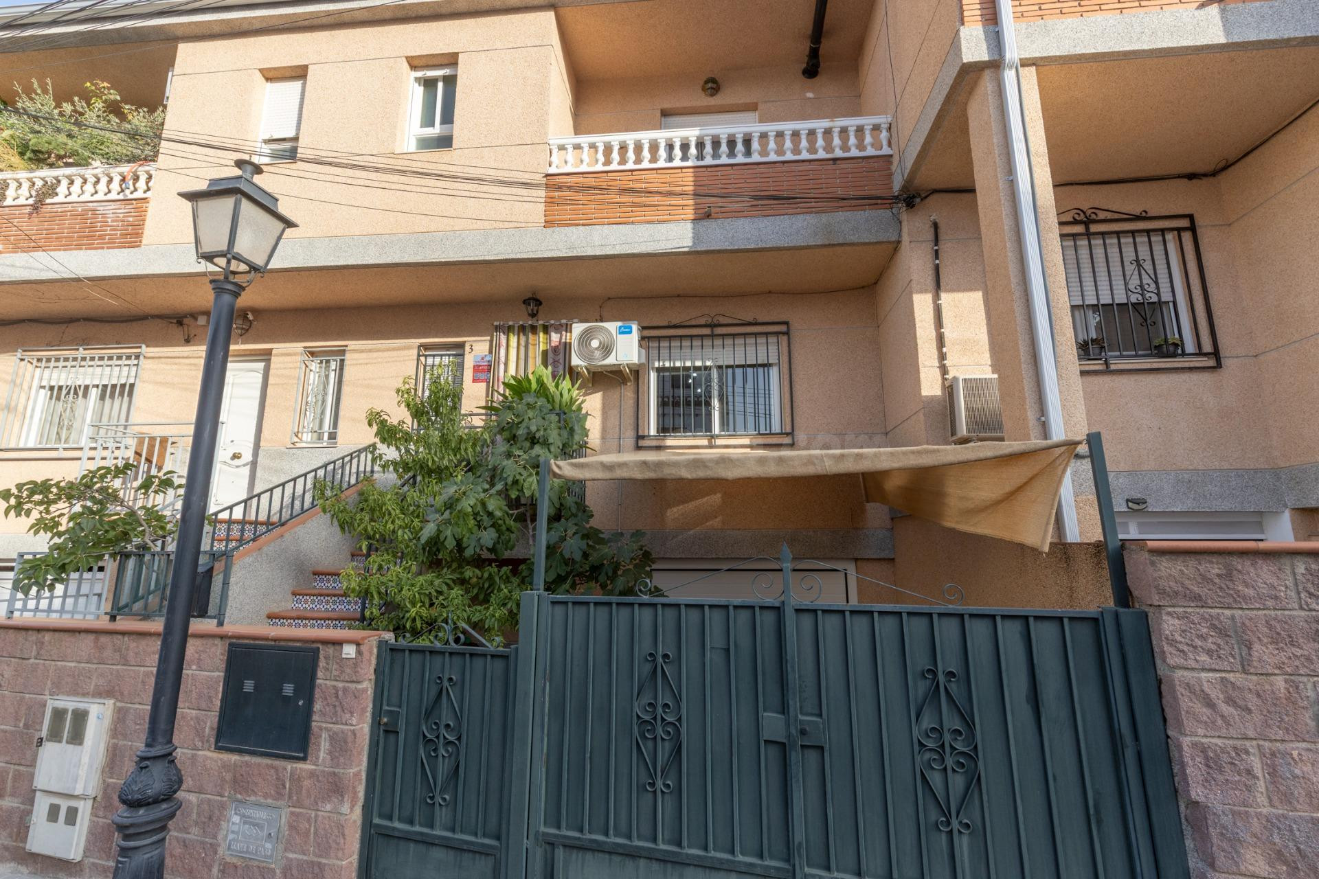 PRECIOSO ADOSADO CON PATIO, TERRAZA, COCHERA Y ESTUFA DE LEÑ - foto 2