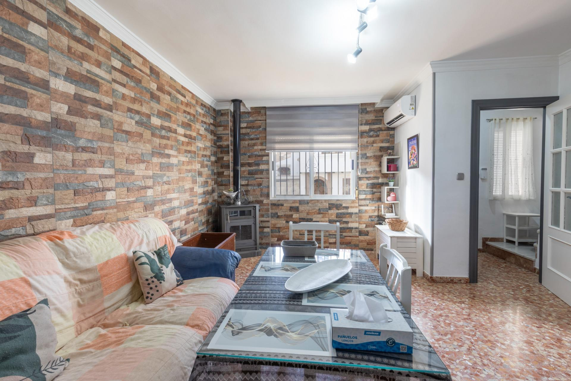 PRECIOSO ADOSADO CON PATIO, TERRAZA, COCHERA Y ESTUFA DE LEÑ - foto 3