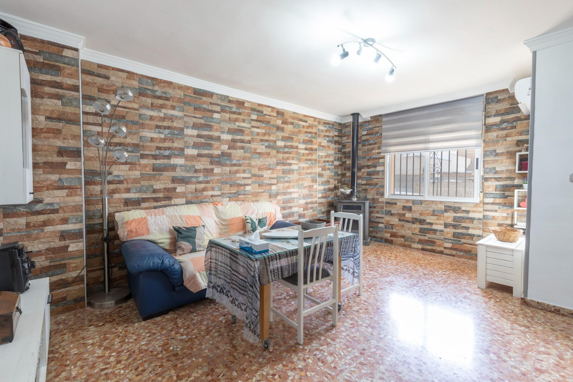 PRECIOSO ADOSADO CON PATIO, TERRAZA, COCHERA Y ESTUFA DE LEÑ - foto 4