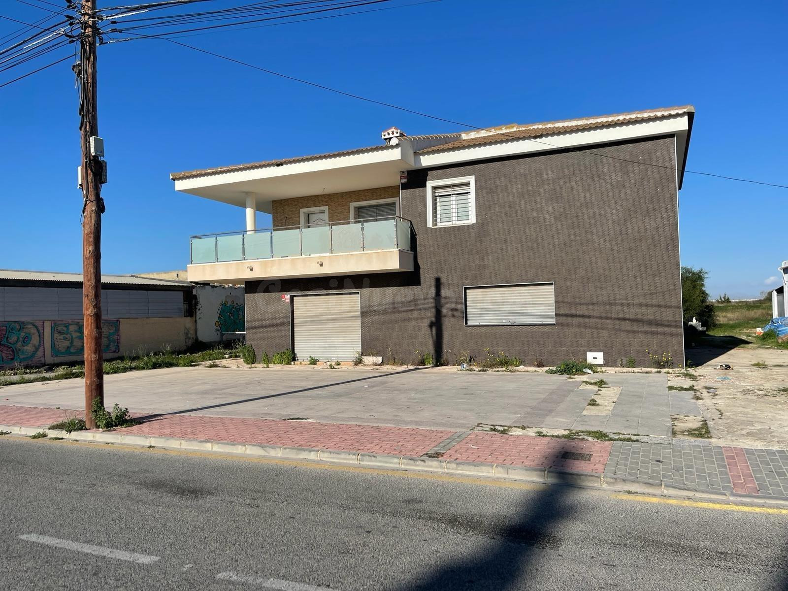 EXCLUSIVO EDIFICIO CON LICENCIA HOTELERA Y VIVIENDA DE LUJO  - foto 2