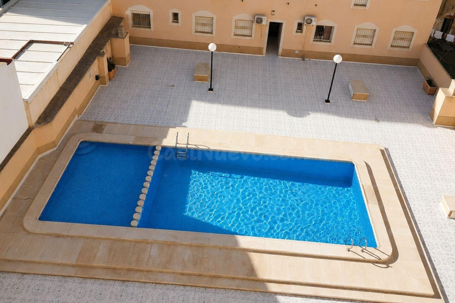 Ático luminoso con piscina comunitaria en el centro de Torre