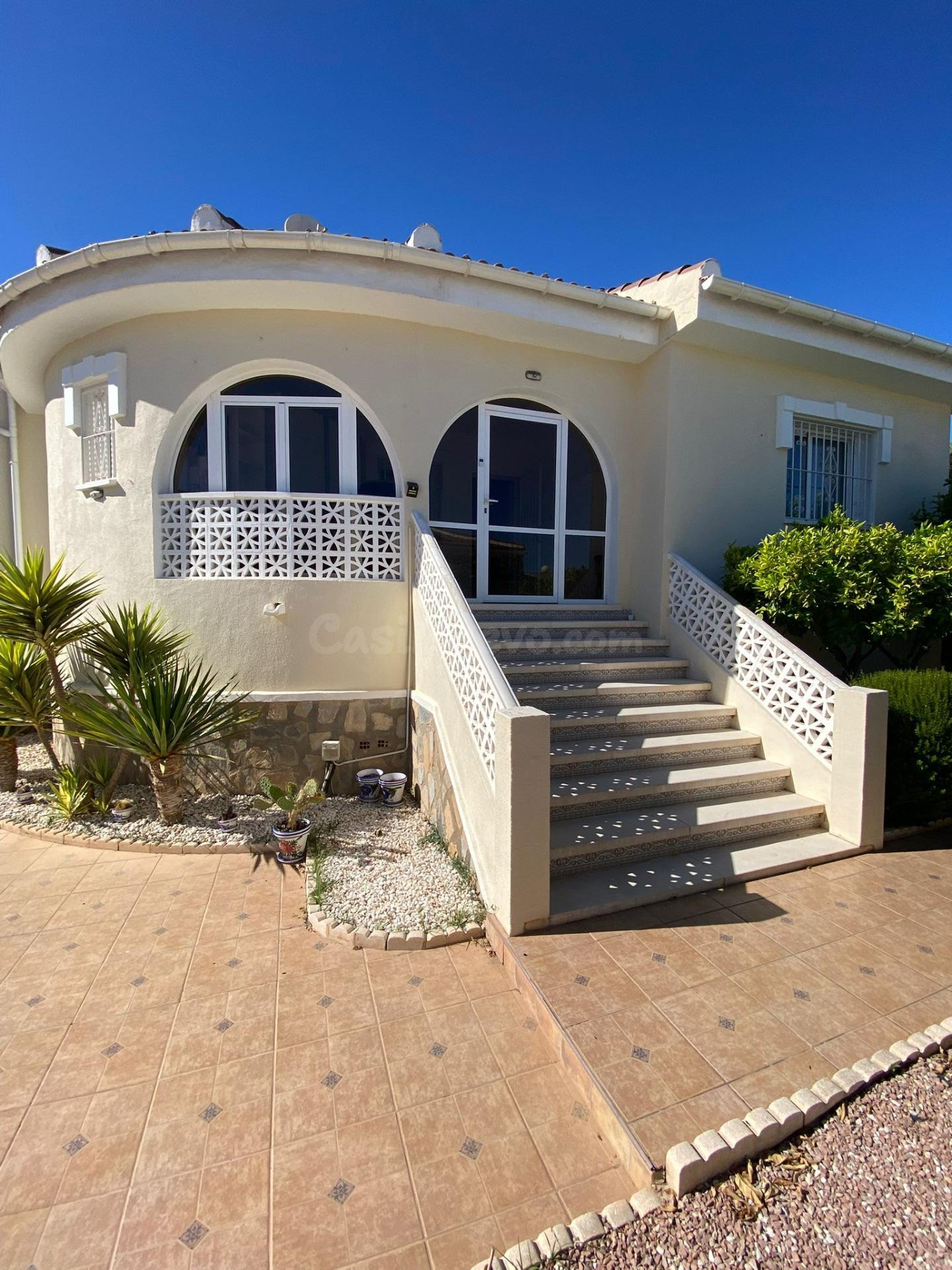Exclusiva Villa Independiente con Piscina Privada en Doña Pe