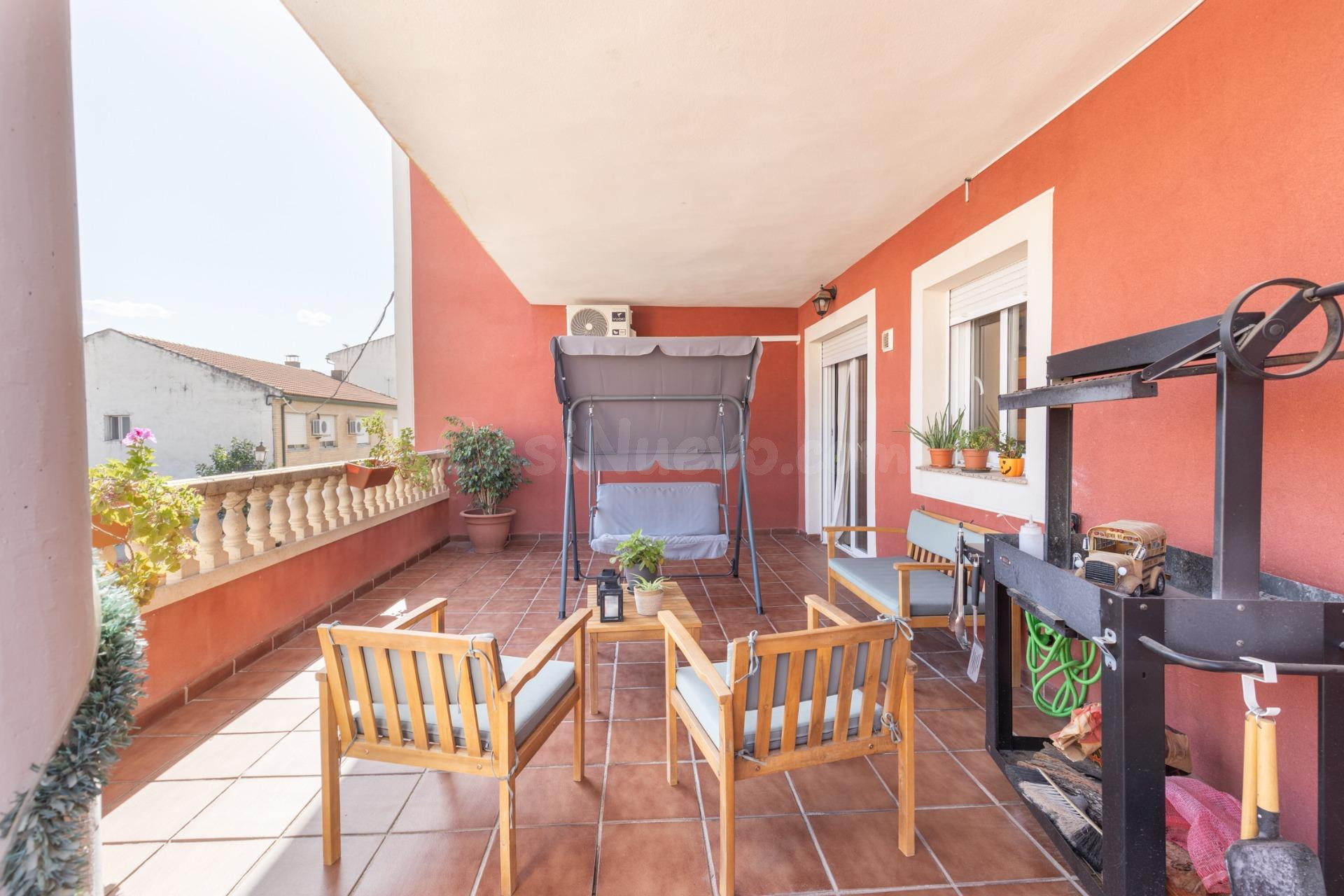 PISO CON TERRAZA DE 31 m2 Y COCHERA EN EL CENTRO DE HIJAR - foto 2