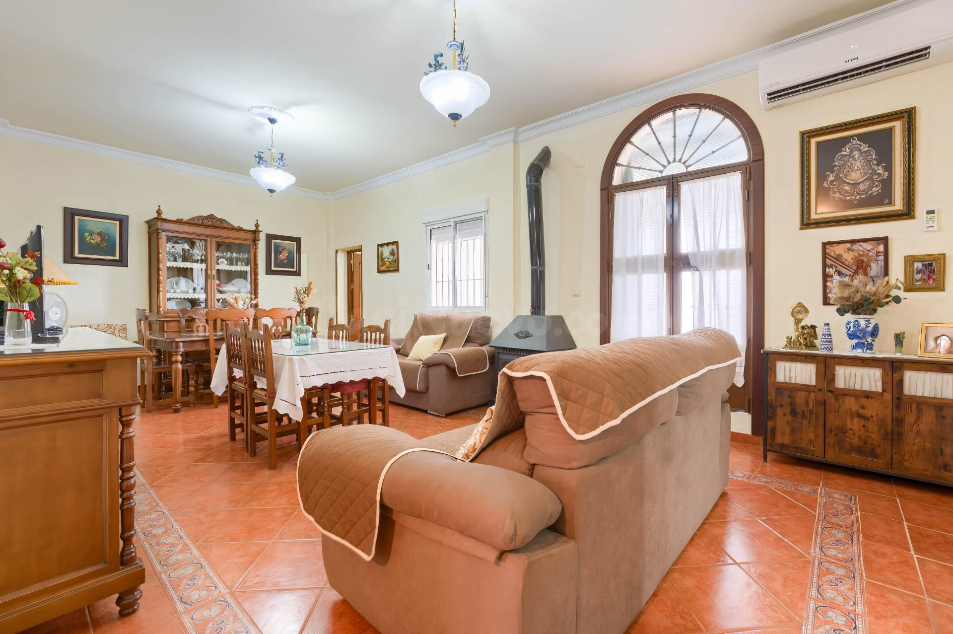 Amplia vivienda con parcela de 2.339 m2 y construcción auxil