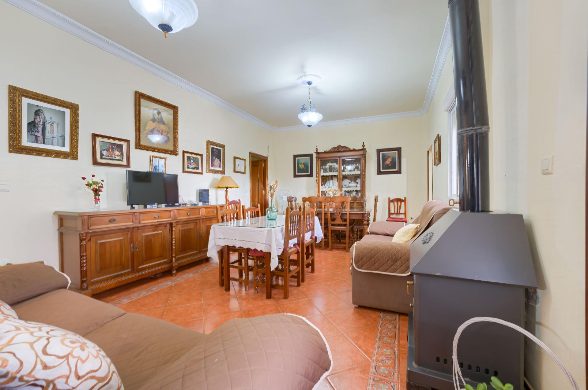 Amplia vivienda con parcela de 2.339 m2 y construcción auxil - foto 3