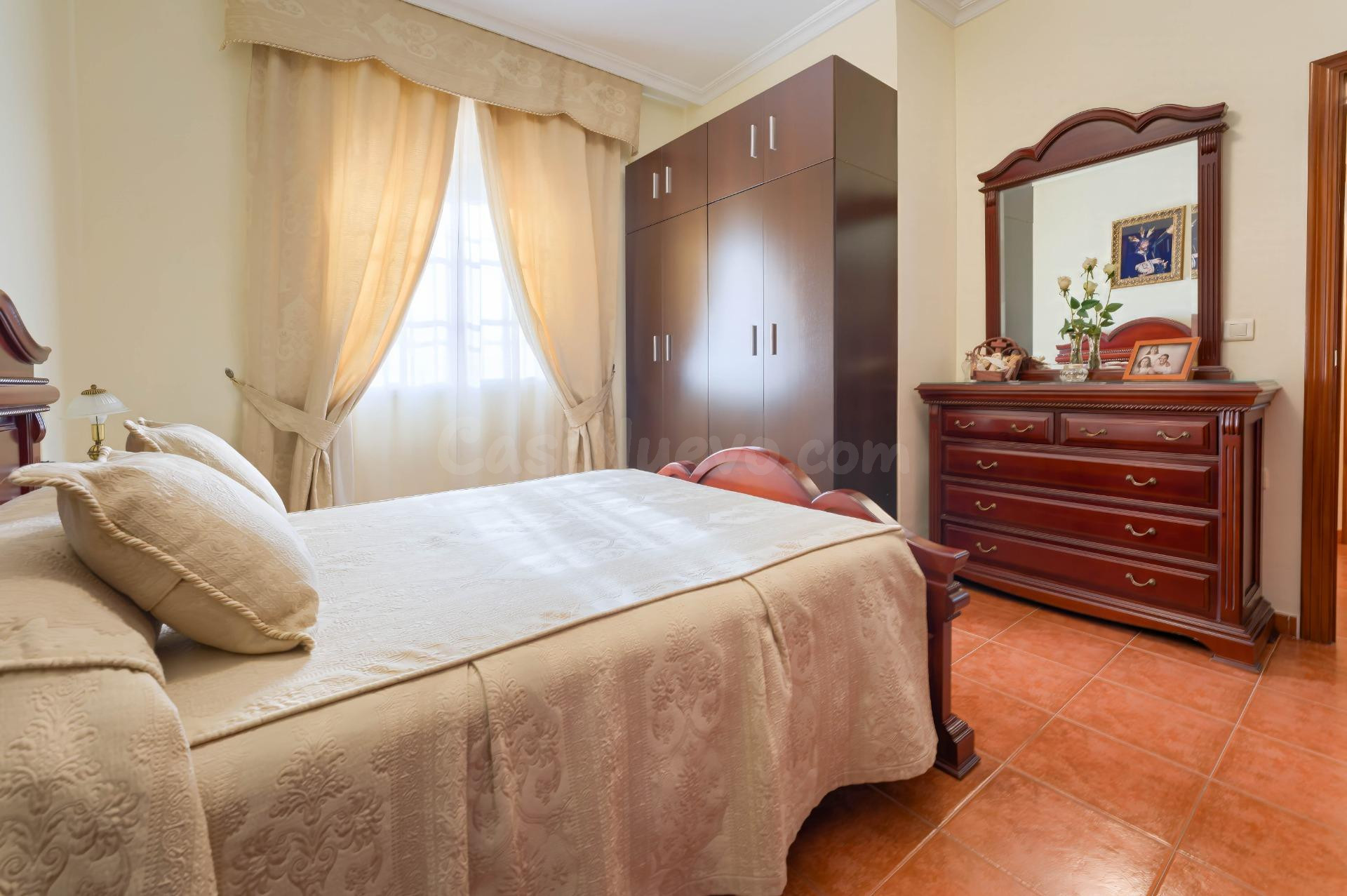Amplia vivienda con parcela de 2.339 m2 y construcción auxil - foto 5