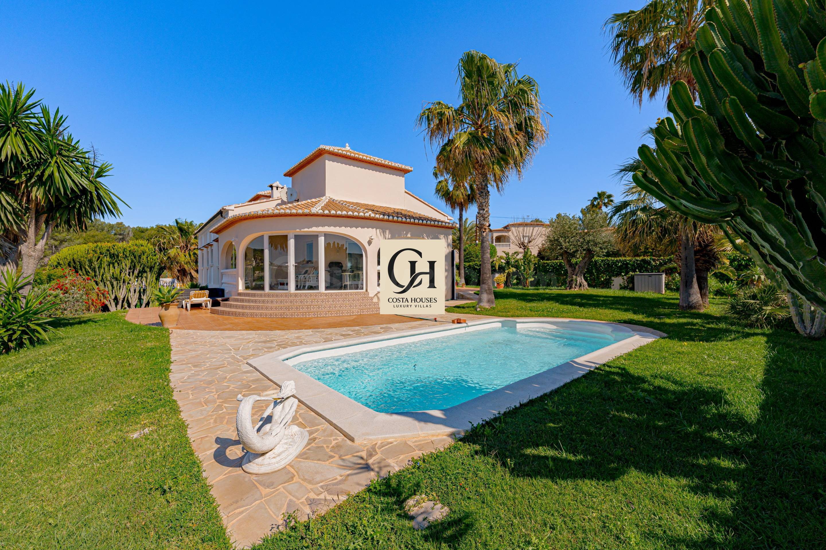 VILLA LUZ SERENA · PRIVACIDAD, LUZ NATURAL Y ESTILO DE VIDA 