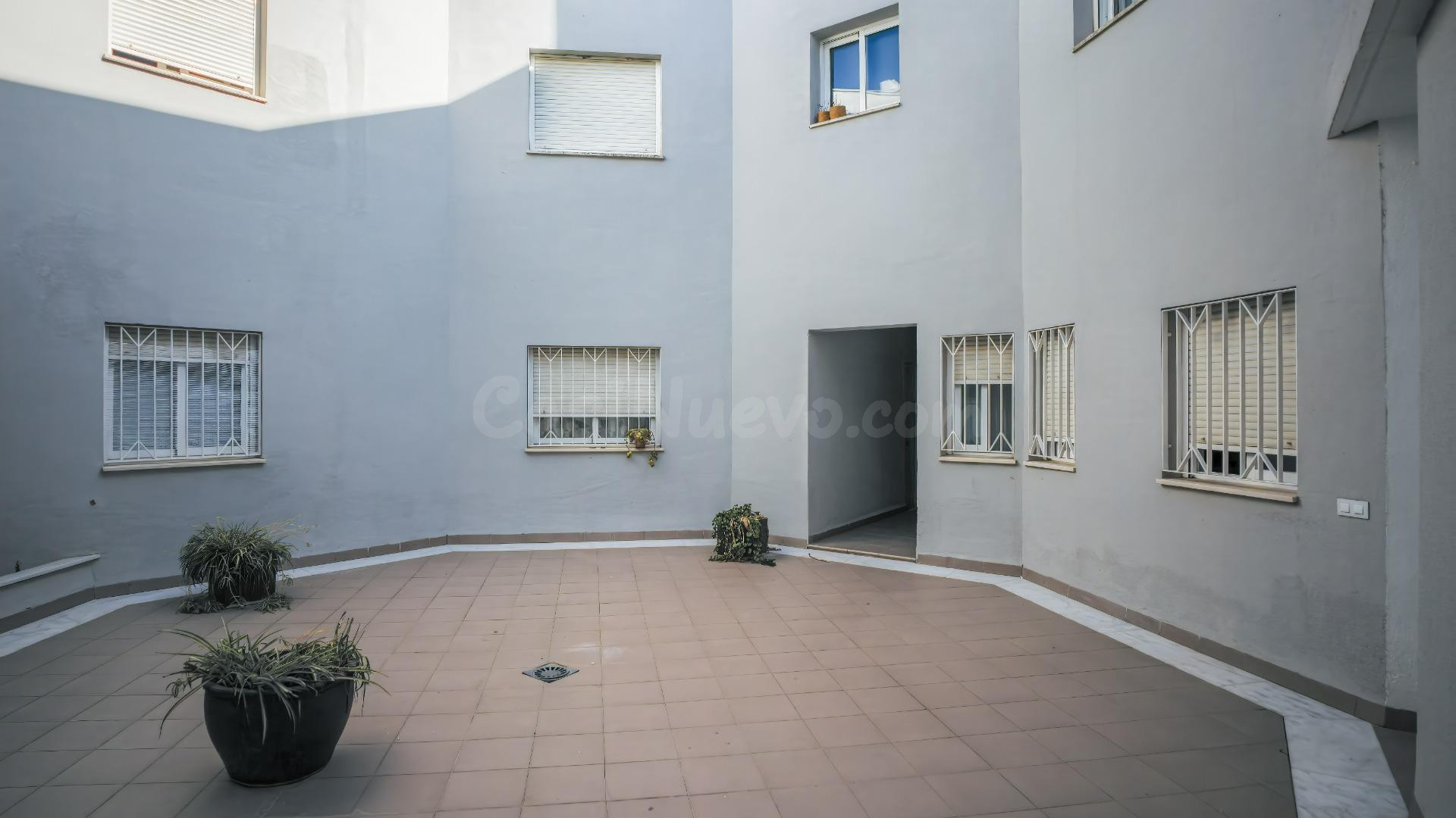 Luz, terraza y comodidad: tu ático dúplex en Sanlúcar - foto 5