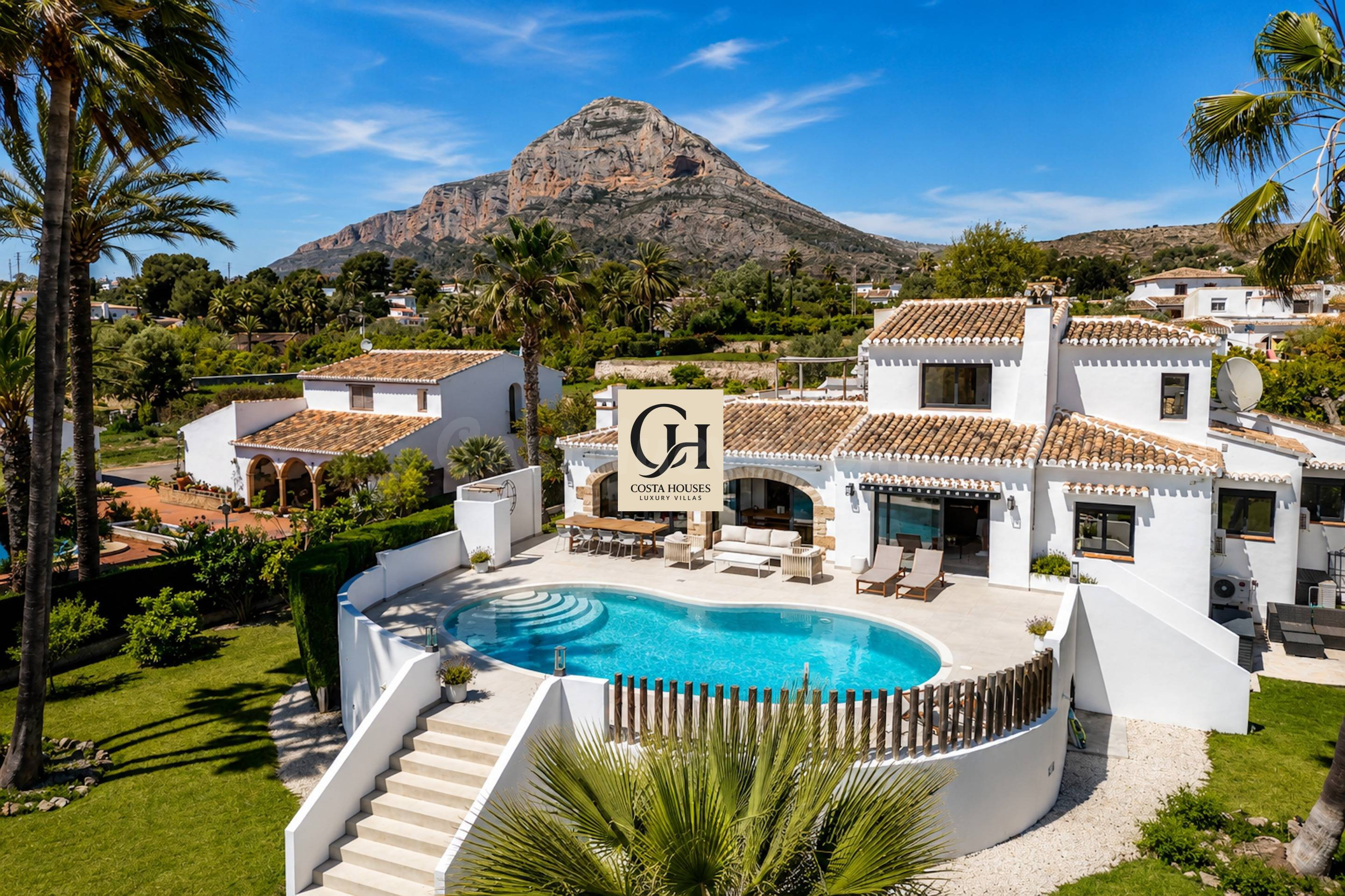 VILLA MONTECALMA · REFUGIO MEDITERRÁNEO CONTEMPORÁNEO CON VISTAS AL MONTGÓ EN JÁVEA