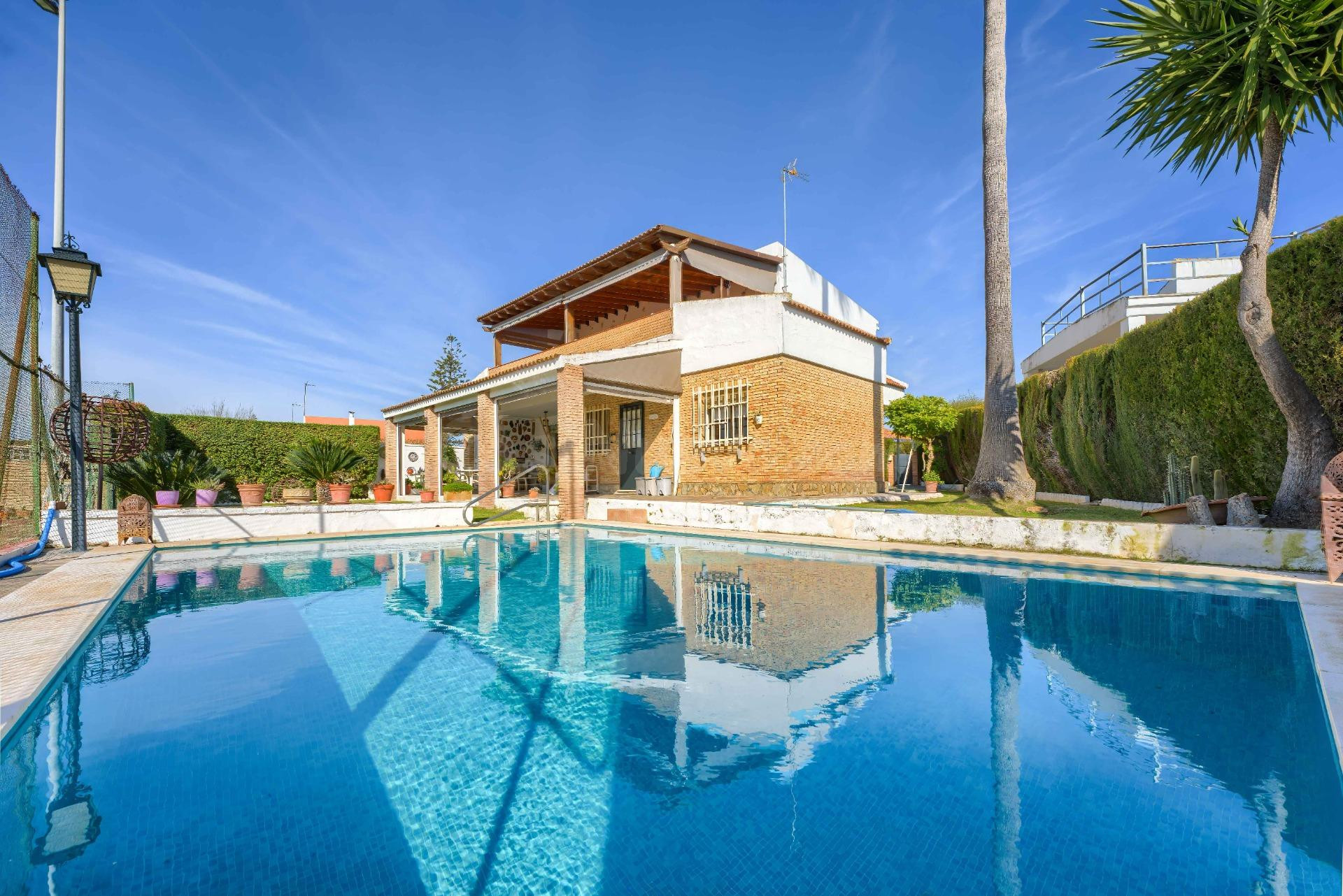 Vivir en Montaraz: chalet con piscina y pista de tenis propi