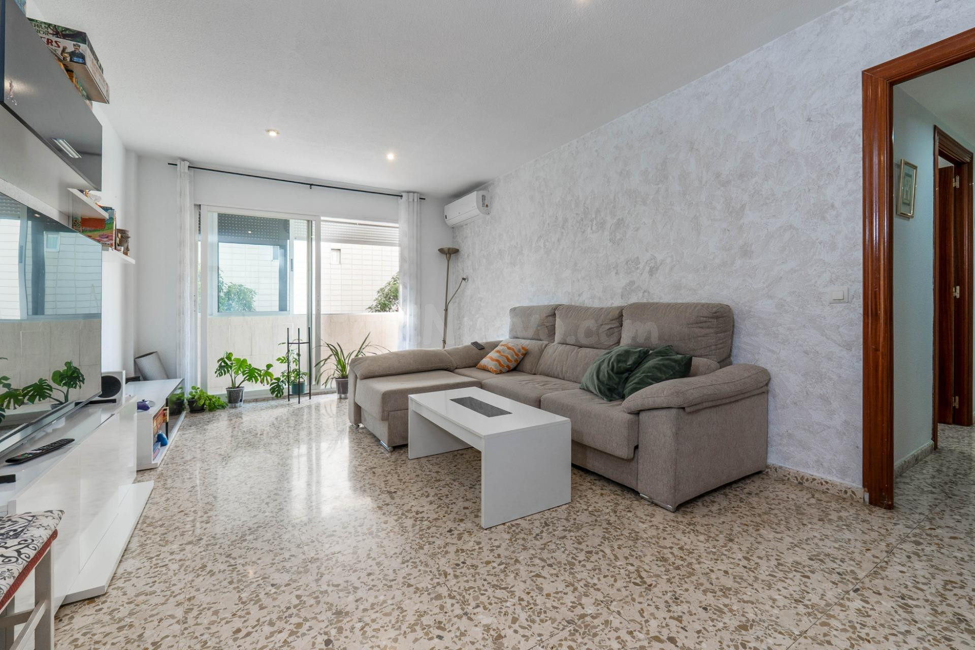 Piso de 3 dormitorios con piscina comunitaria en Maracena