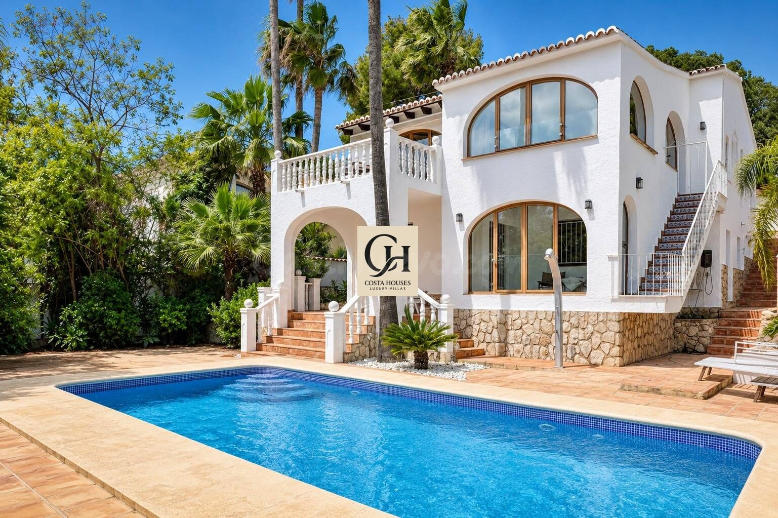 VILLA AZUREA · LUZ MEDITERRANEA Y VIDA EXTERIOR EN BENISSA