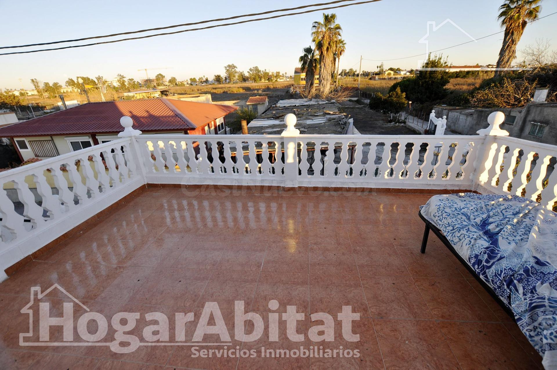 CASA CON GRAN TERRENO, PISCINA Y GARAJE CERCA DE LA PLAYA - foto 2