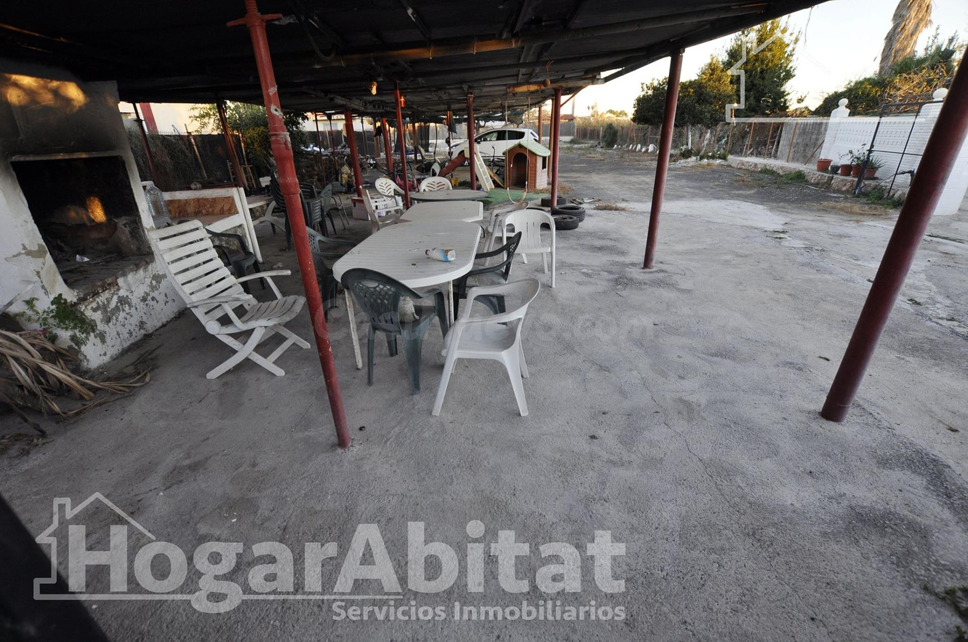 CASA CON GRAN TERRENO, PISCINA Y GARAJE CERCA DE LA PLAYA - foto 5