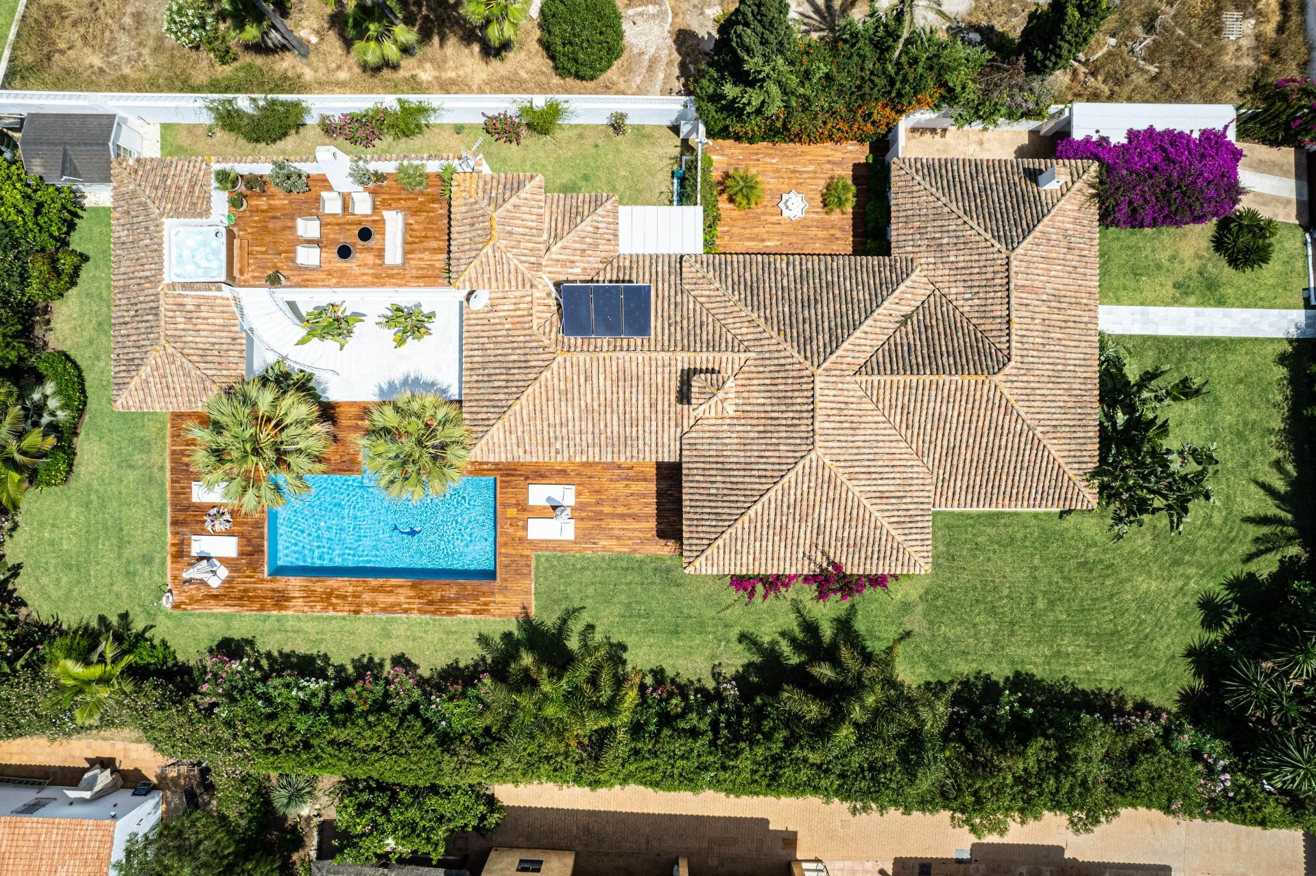 Villa de lujo de  5 dormitorios y 5 baños cerca de la playa. - foto 3