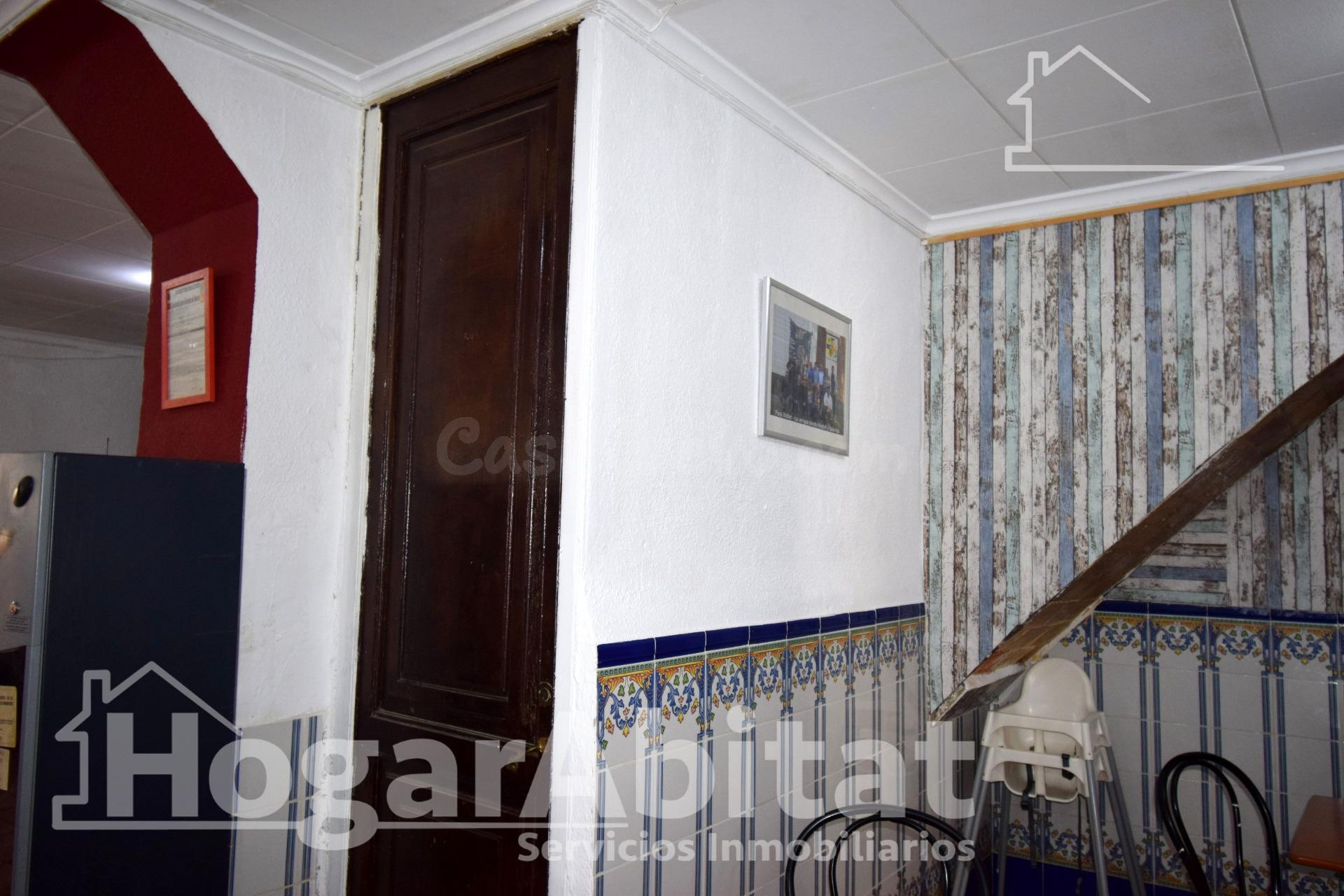 ¡EXCELENTE UBICACIÓN! CASA PARA REFORMAR CON TERRAZA Y BARBA - foto 4