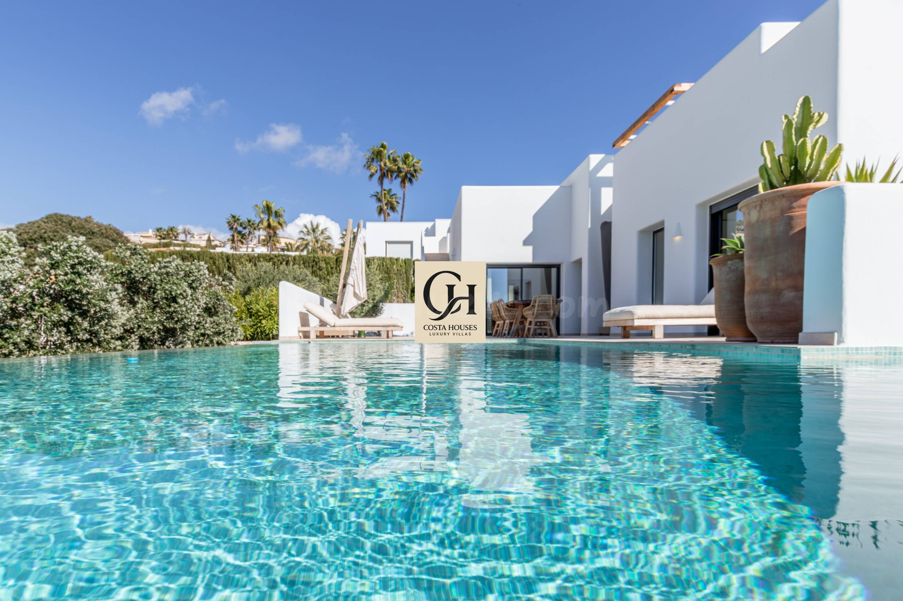 VILLA AZULIA · LUZ IBICENCA Y HORIZONTE MEDITERRANEO EN MORA