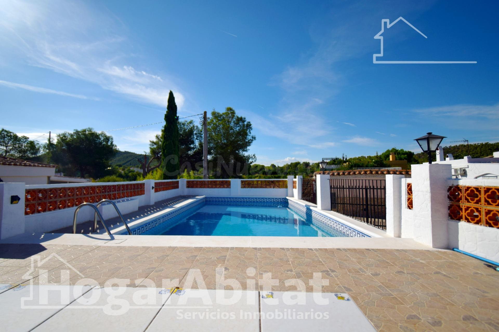 CHALET RÚSTICO CON PISCINA, GARAJE Y TERRAZA