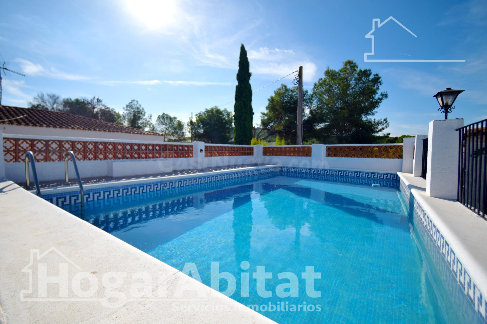 CHALET RÚSTICO CON PISCINA, GARAJE Y TERRAZA - foto 2