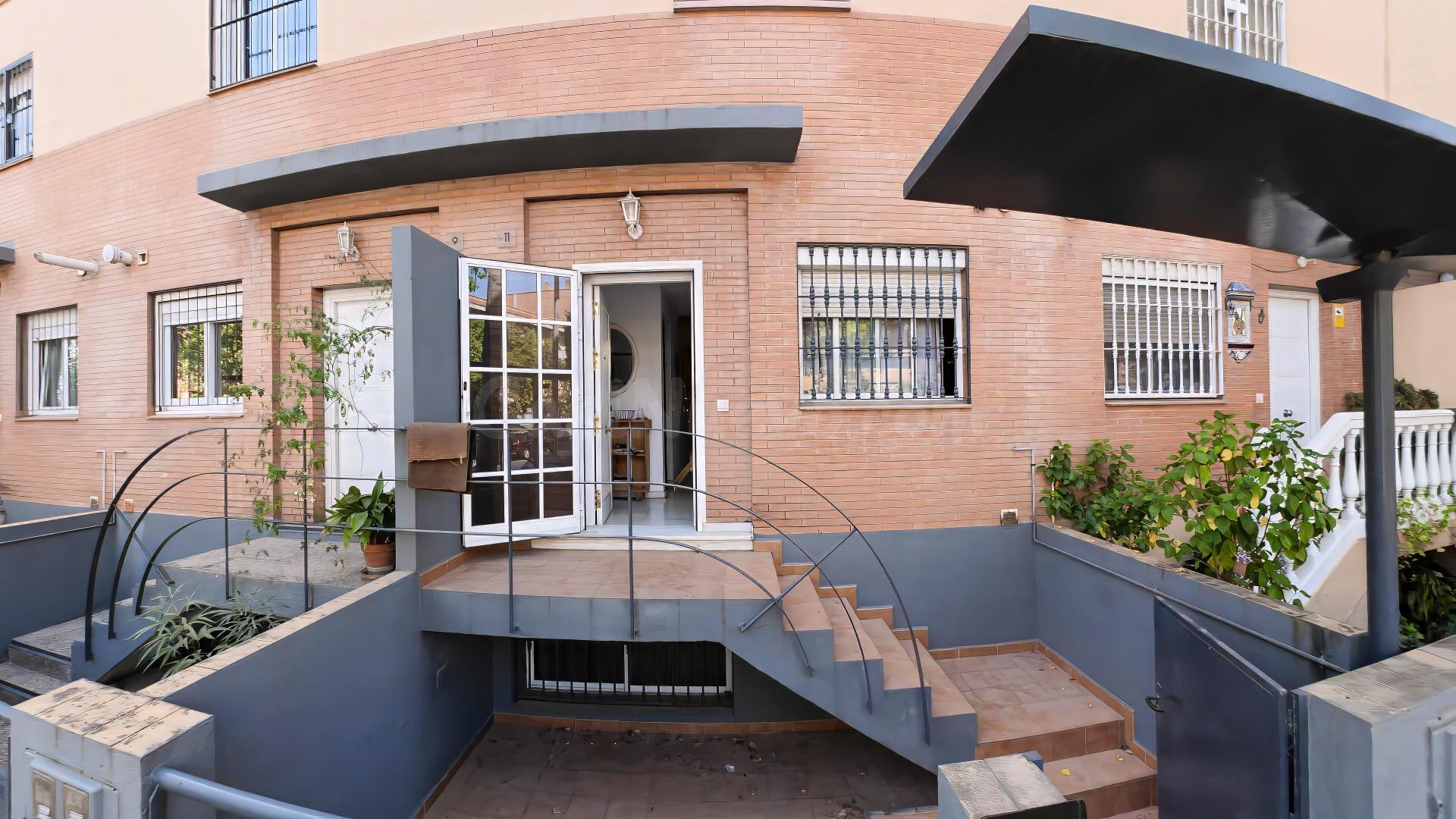 VIVIENDA ADOSADA CON GRAN POTENCIAL EN LOS BERMEJALES