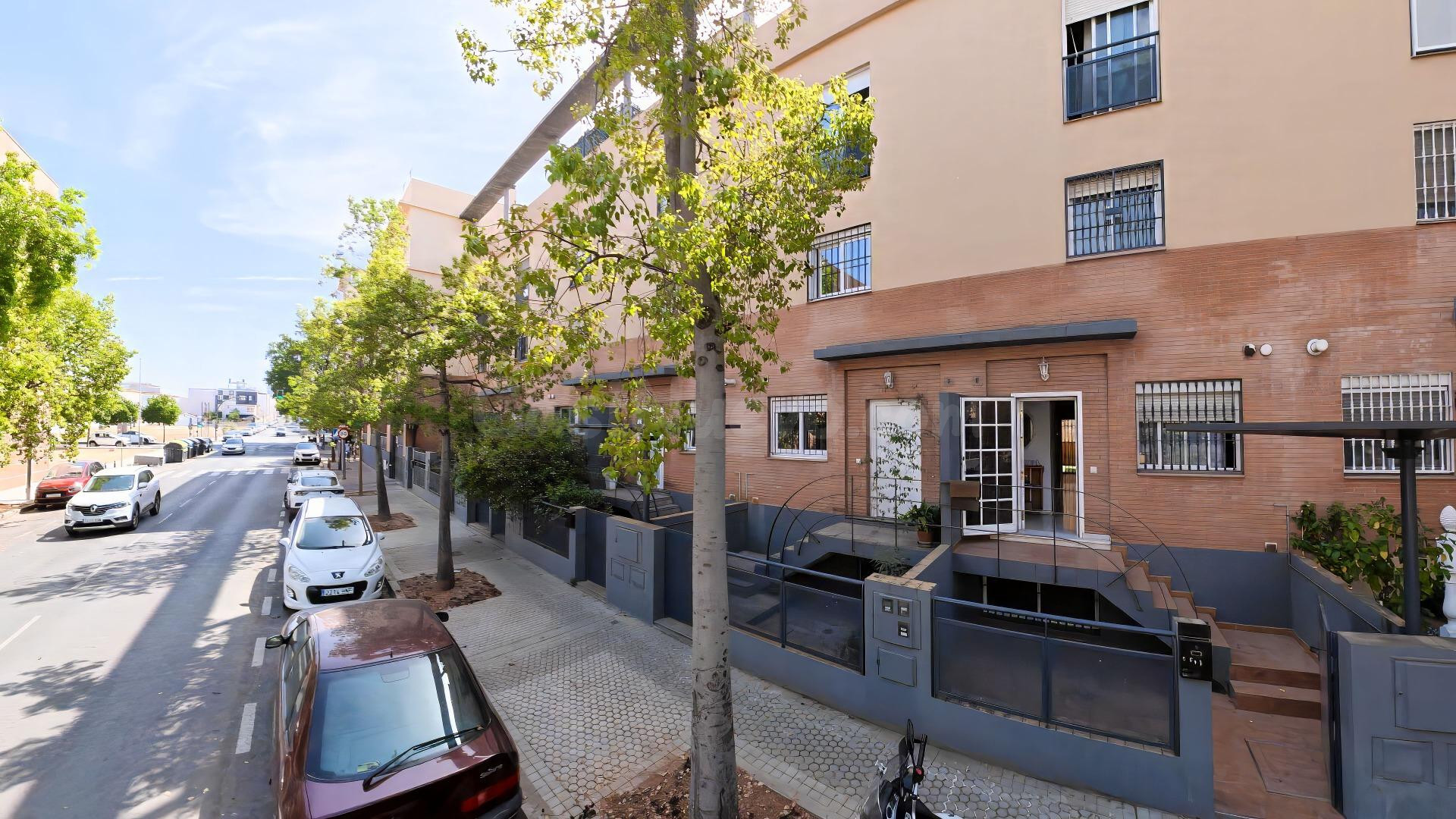 VIVIENDA ADOSADA CON GRAN POTENCIAL EN LOS BERMEJALES - foto 2