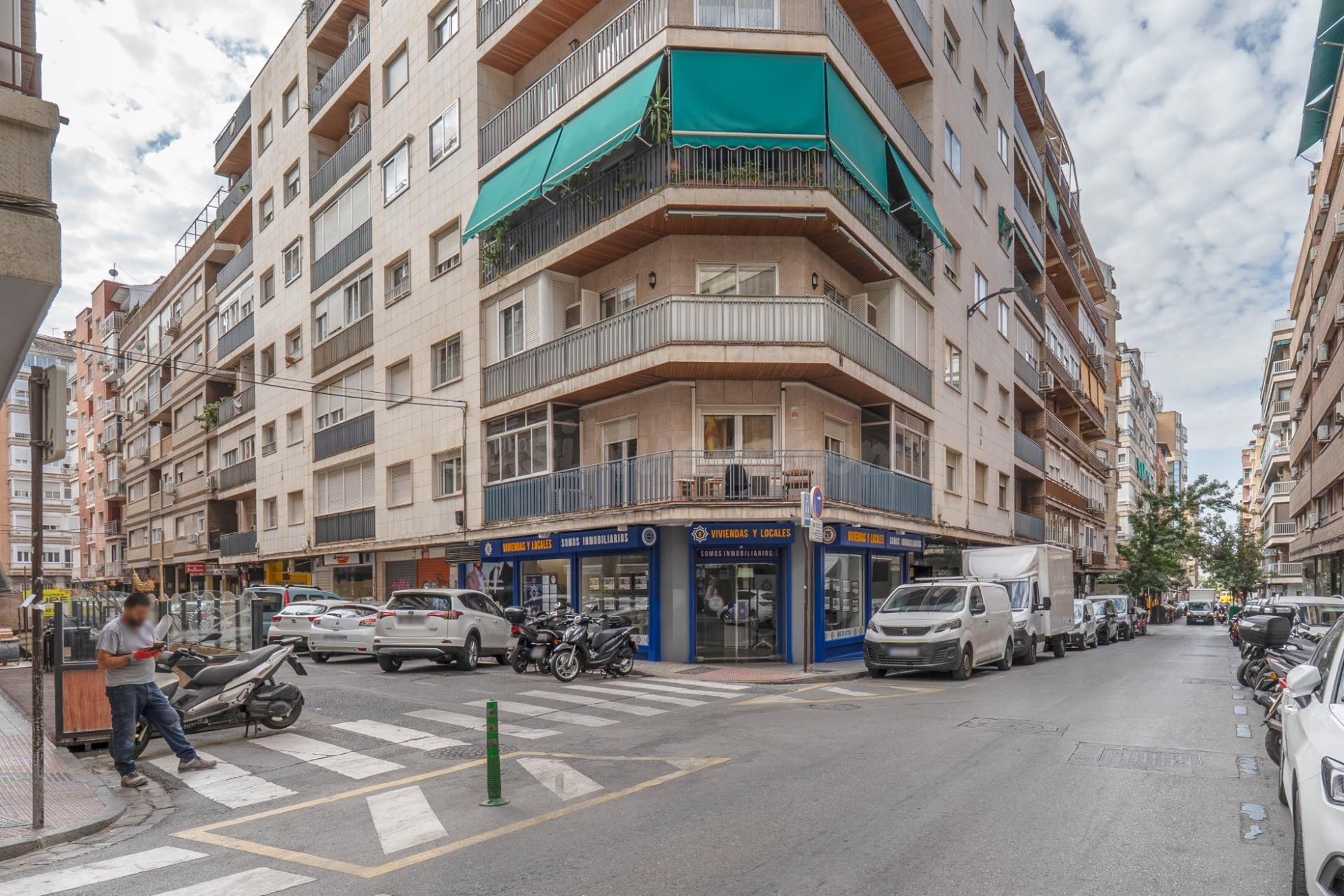 GRAN PISO EN ESQUINA EN CENTRO DE GRANADA. GARAJE (opcional)