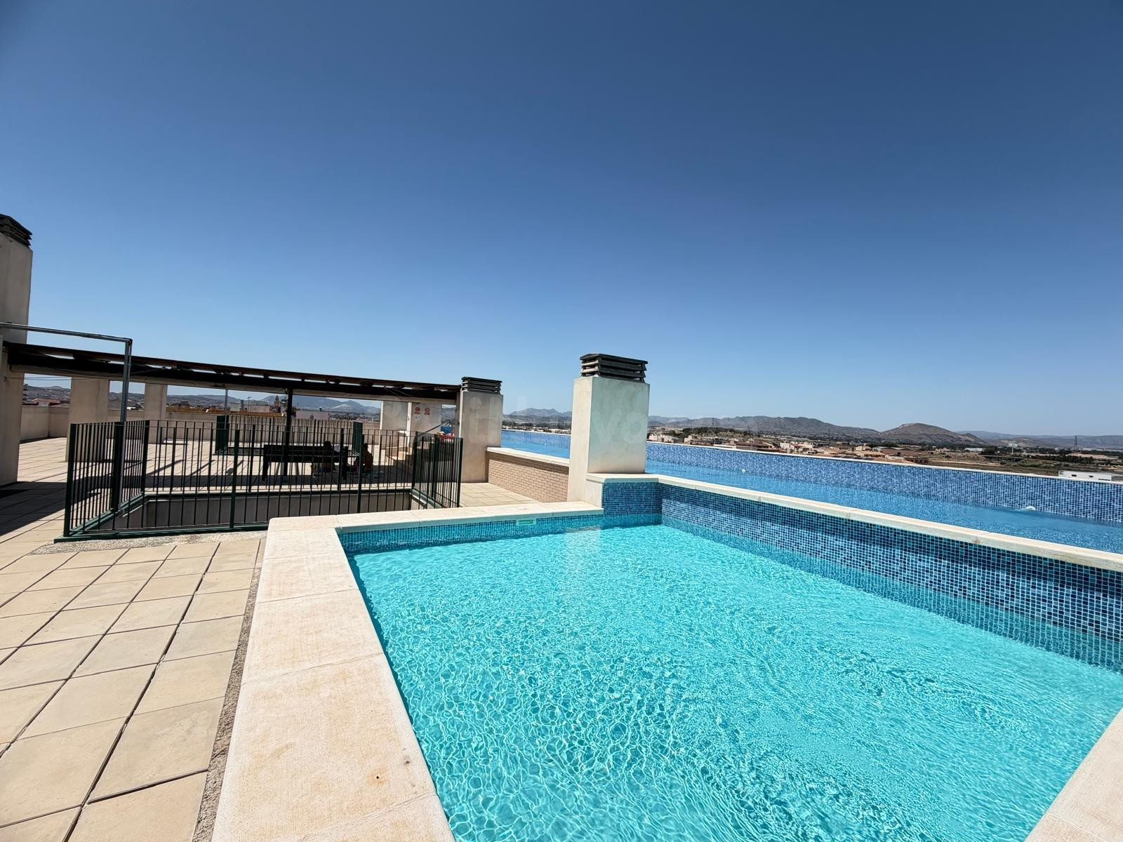 Amplia vivienda con piscina, garaje, trastero y espectacular