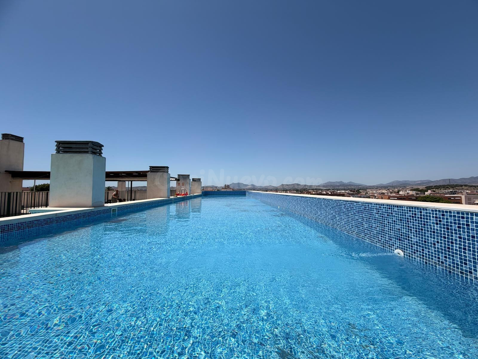 Amplia vivienda con piscina, garaje, trastero y espectacular - foto 2