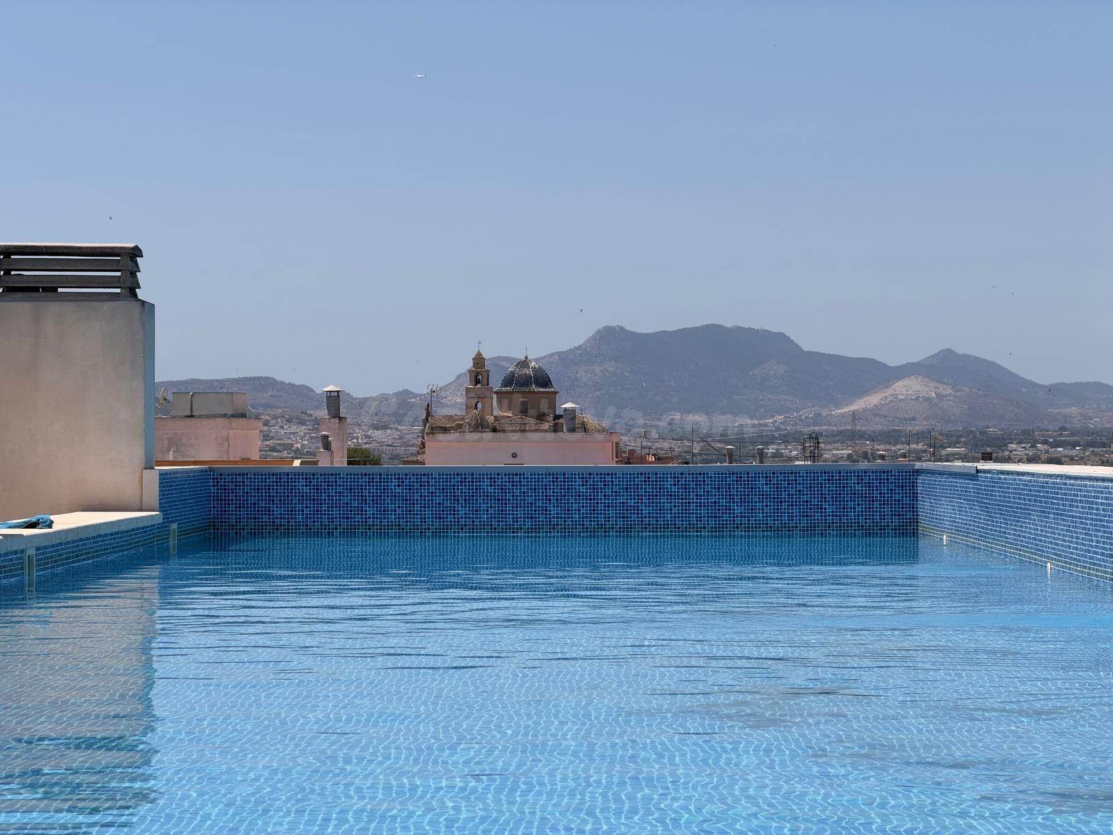 Amplia vivienda con piscina, garaje, trastero y espectacular - foto 4