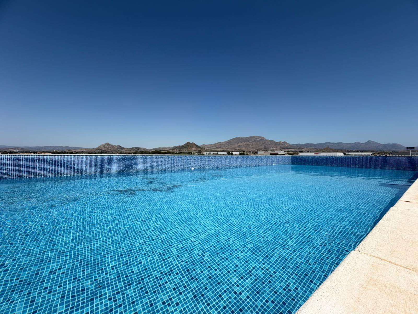 Amplia vivienda con piscina, garaje, trastero y espectacular - foto 5
