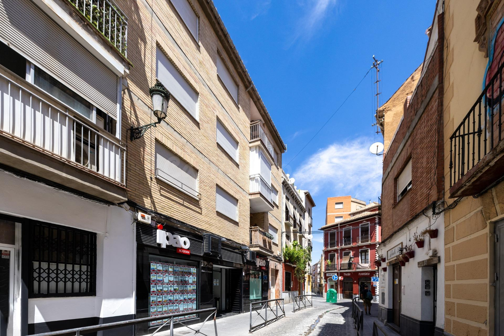 Ponemos a la venta este amplio piso de 4 dormitorios, baño y - foto 2