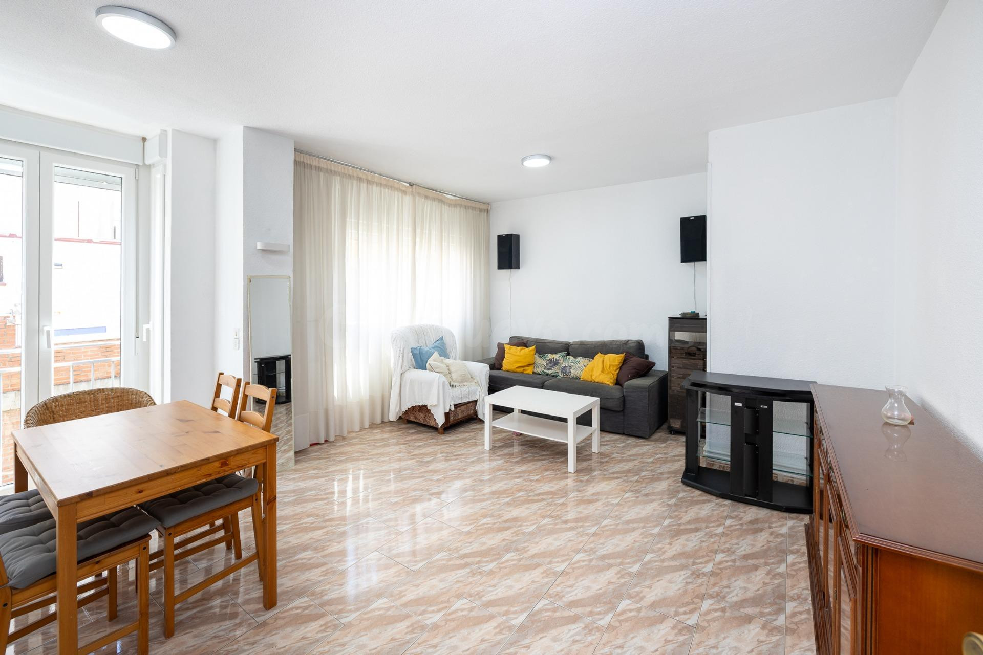 Ponemos a la venta este amplio piso de 4 dormitorios, baño y - foto 3