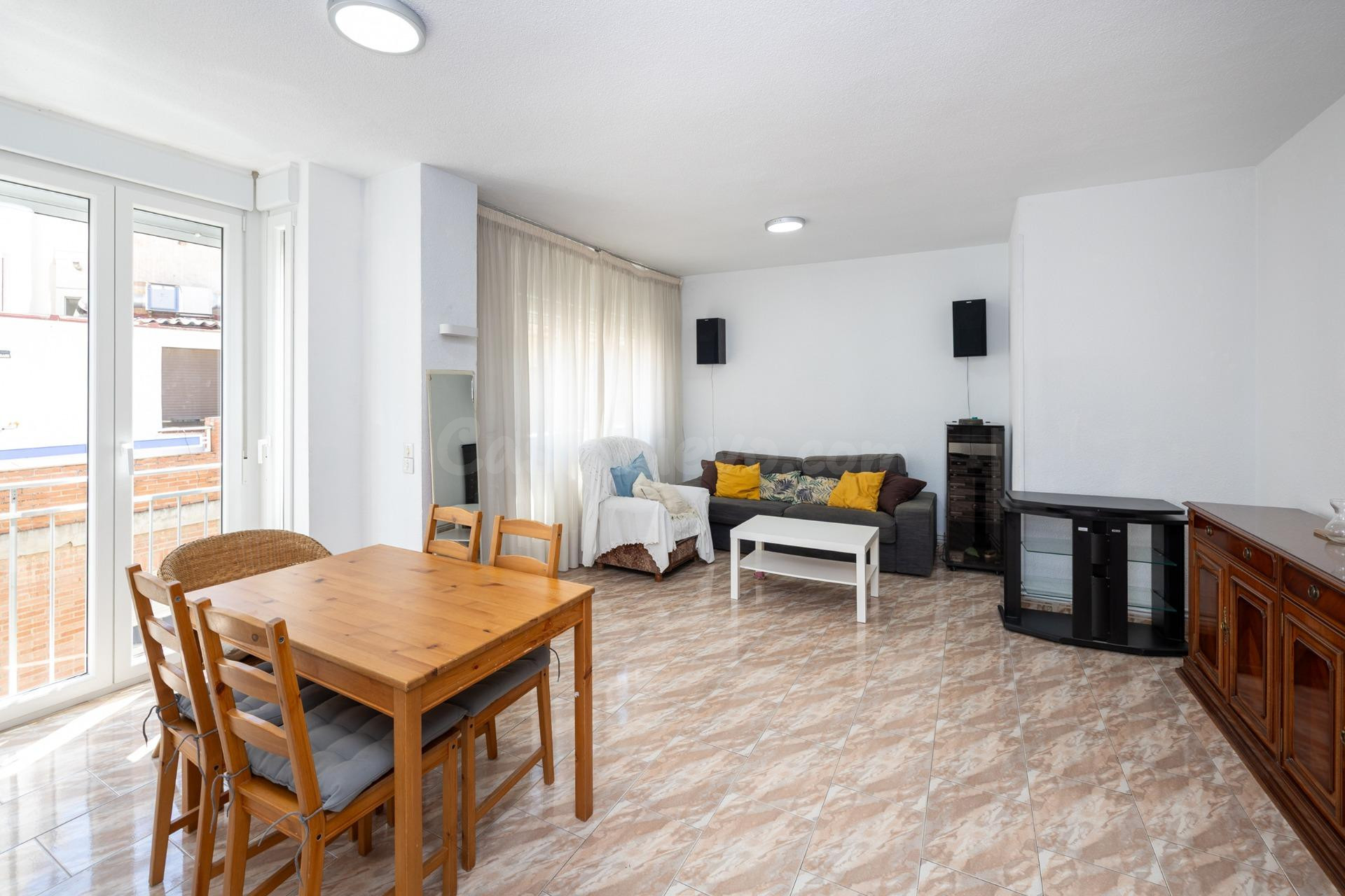 Ponemos a la venta este amplio piso de 4 dormitorios, baño y - foto 4