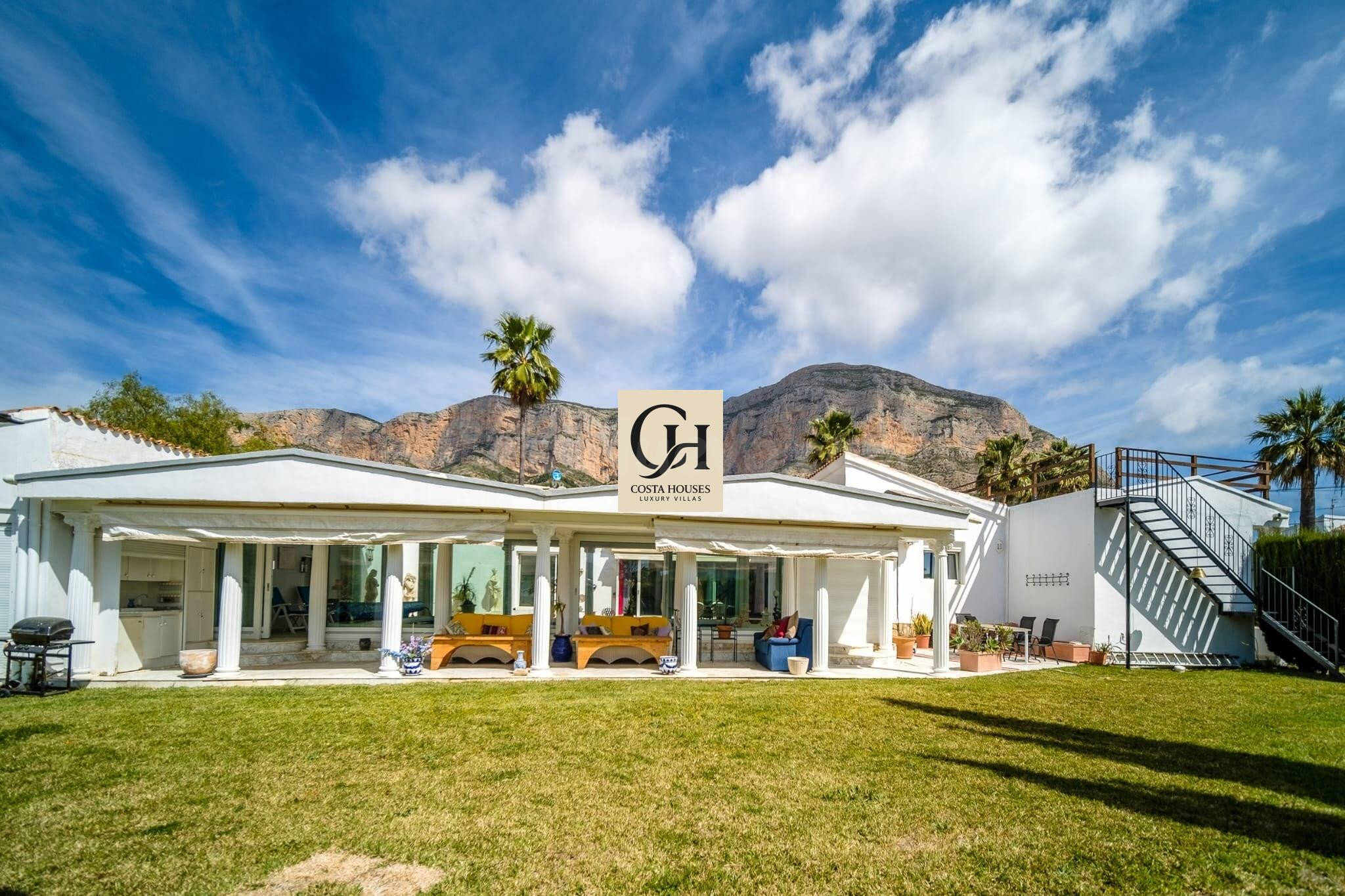 VILLA LUZ DEL MONTGO · UN OASIS DE CALMA Y LUZ BAJO LA SILUE